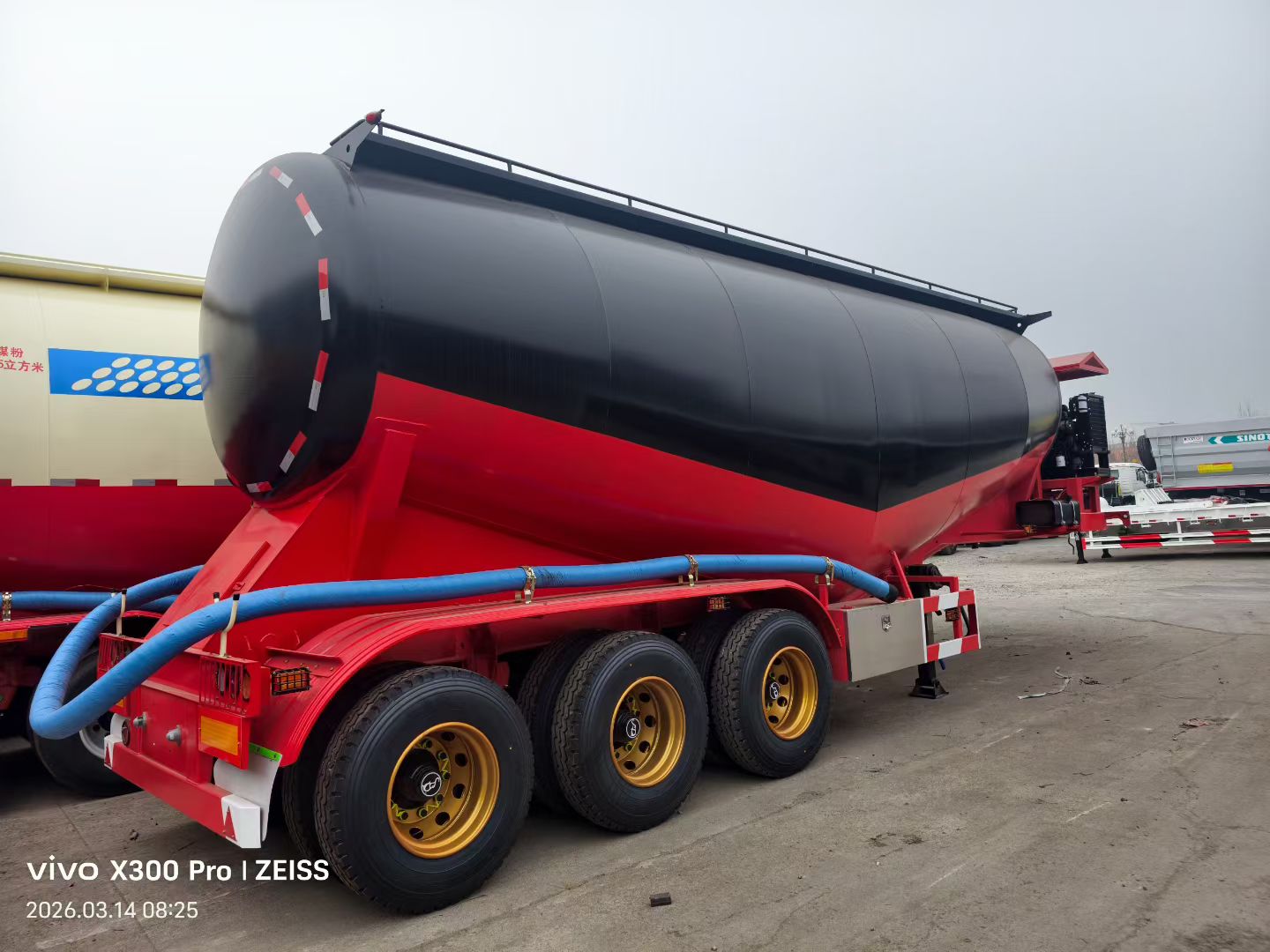 Powder material semitrailer