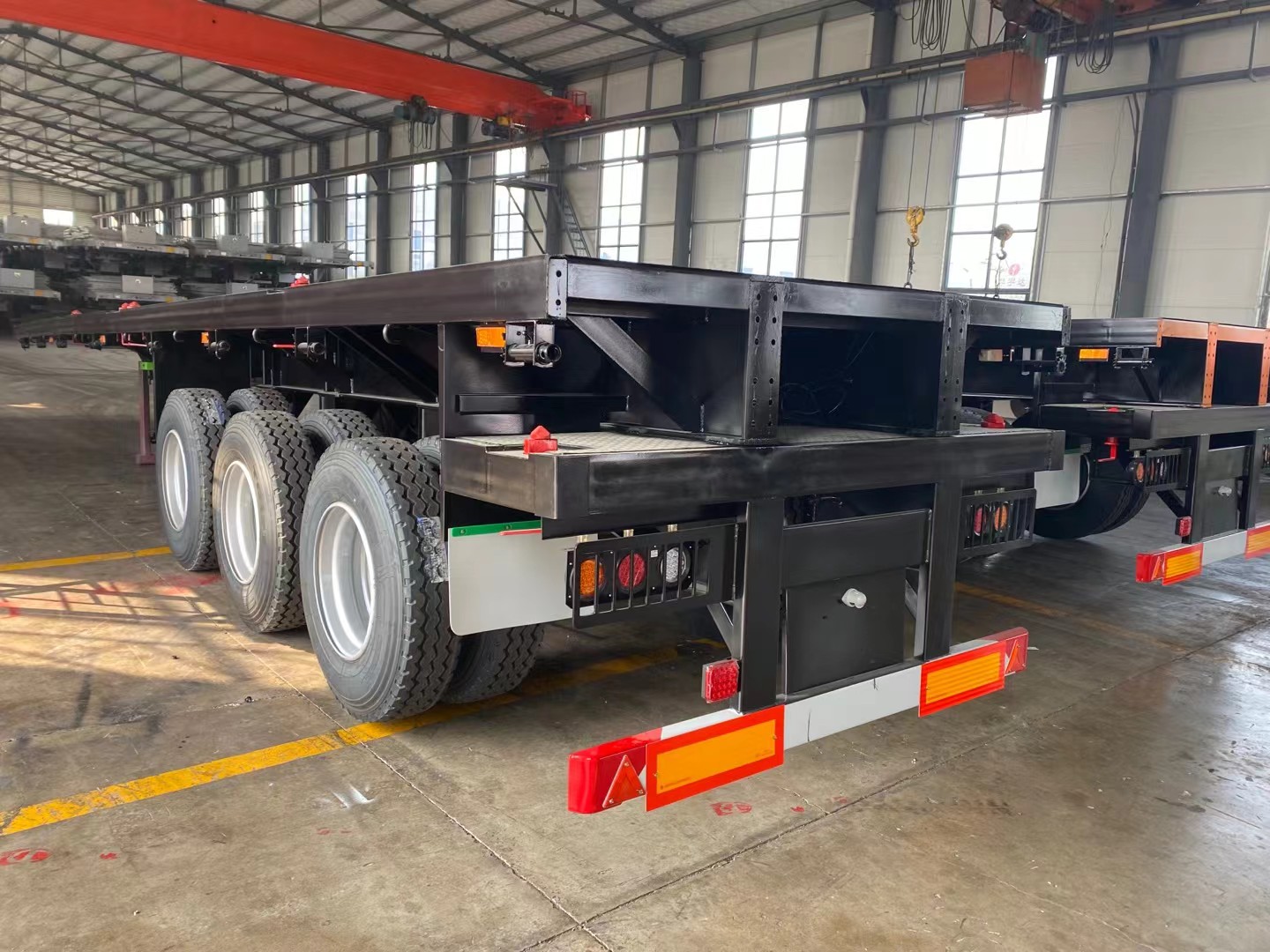 Flatbed container semitrailer