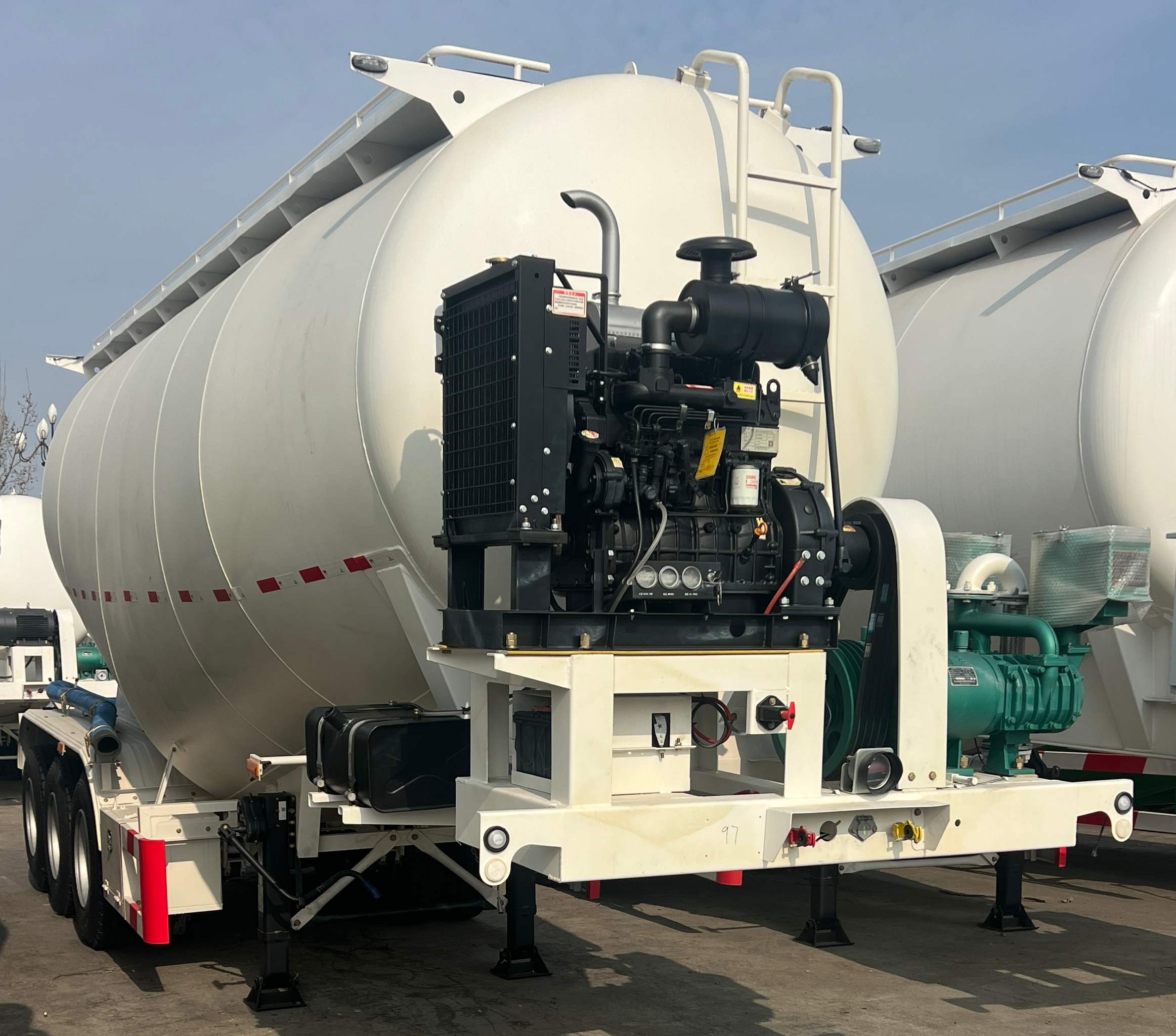 Powder material semitrailer