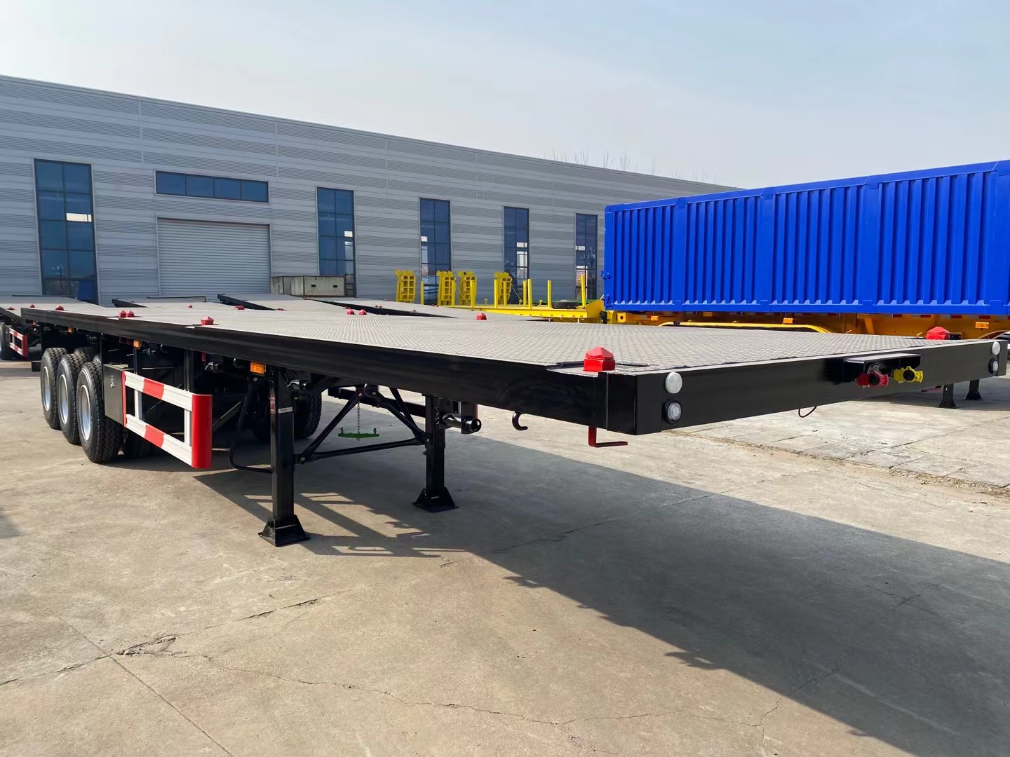 Flatbed container semitrailer