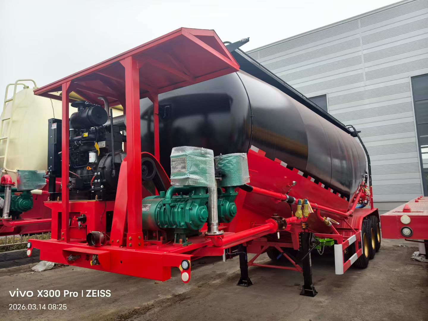 Powder material semitrailer