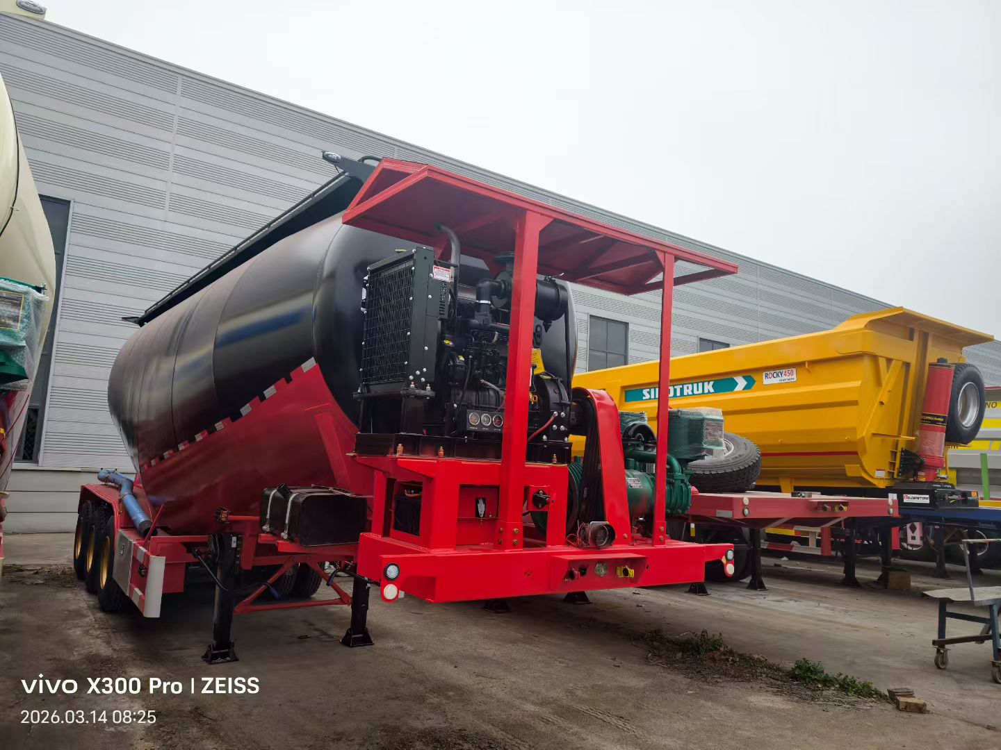 Powder material semitrailer