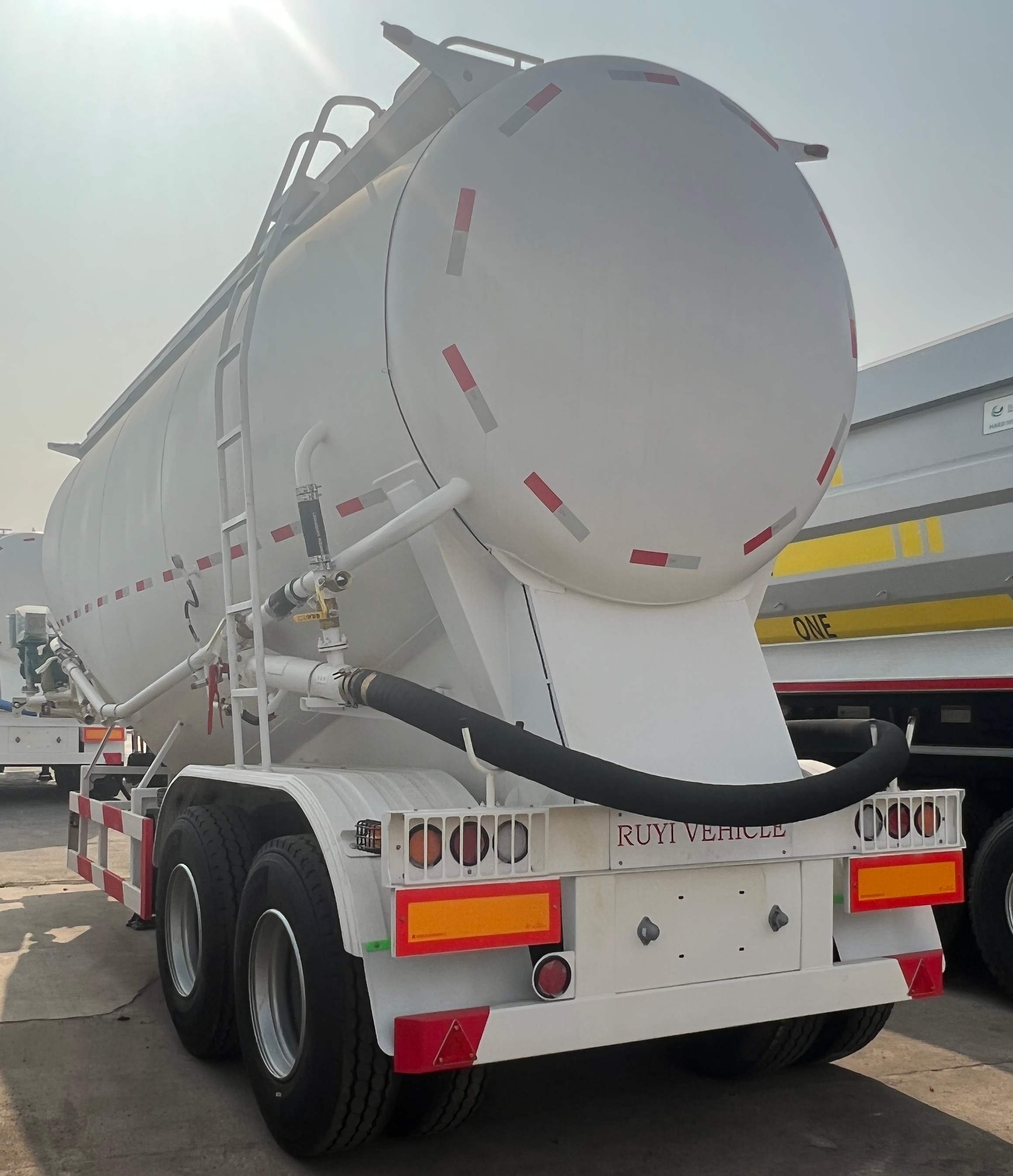 Powder material semitrailer
