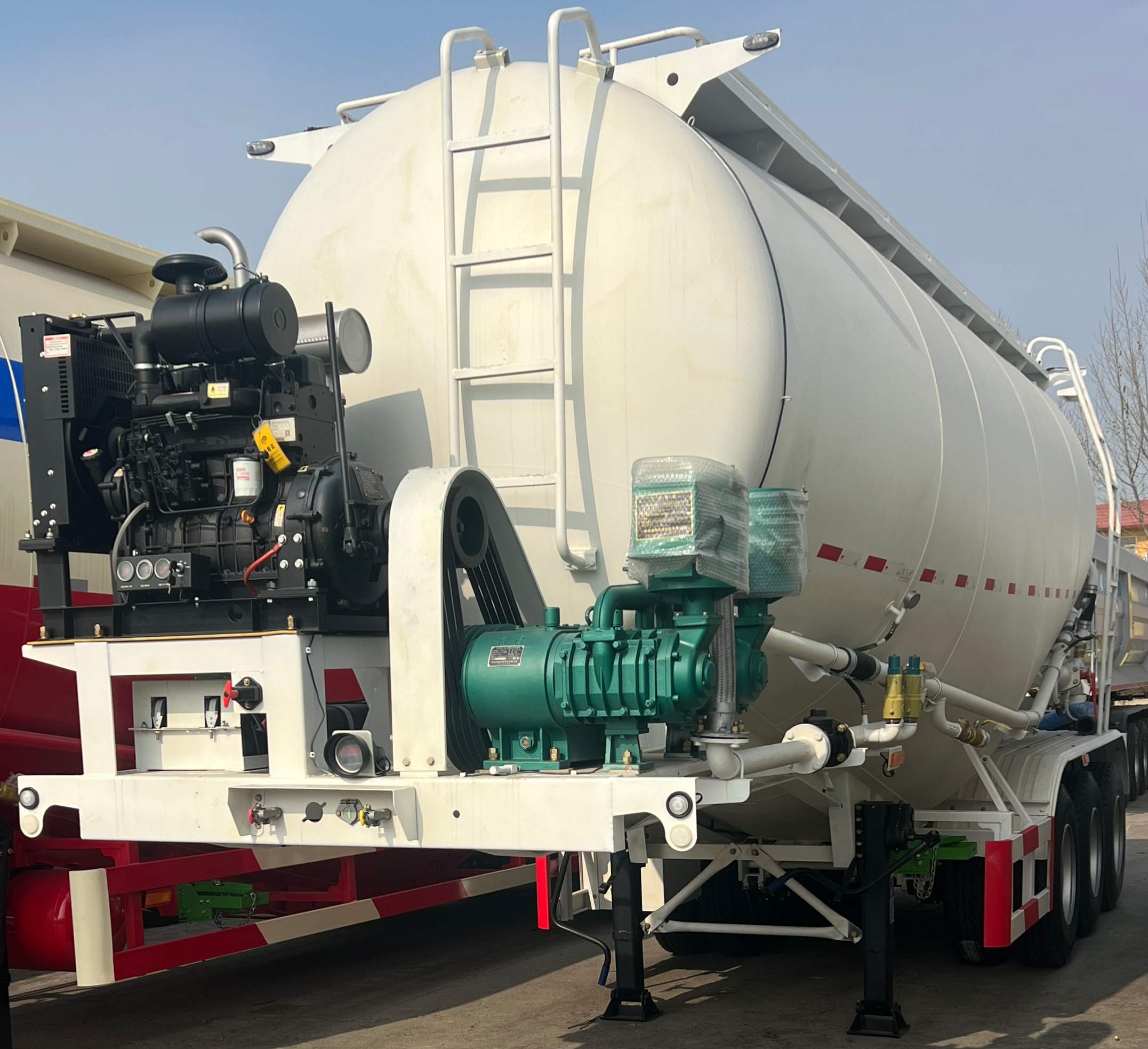 Powder material semitrailer