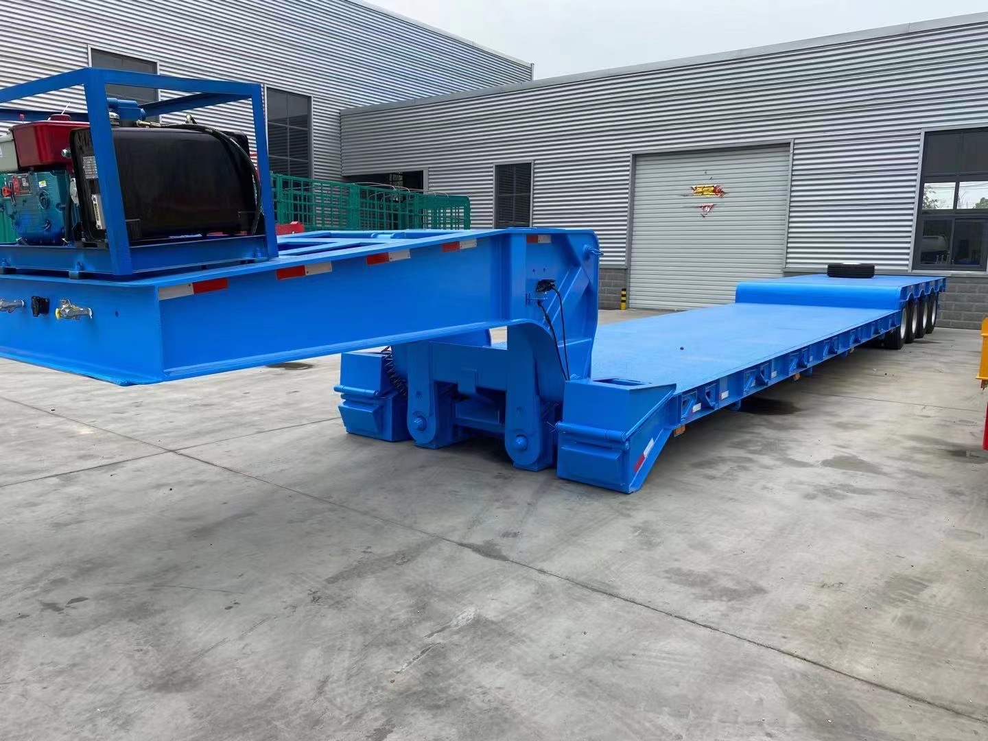 Low bed semi trailer