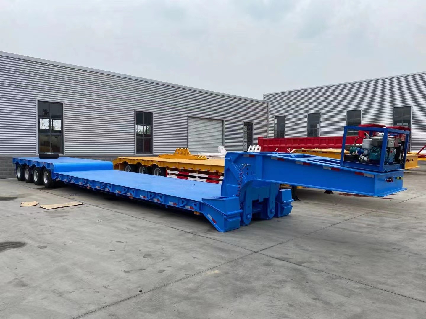 Low bed semi trailer