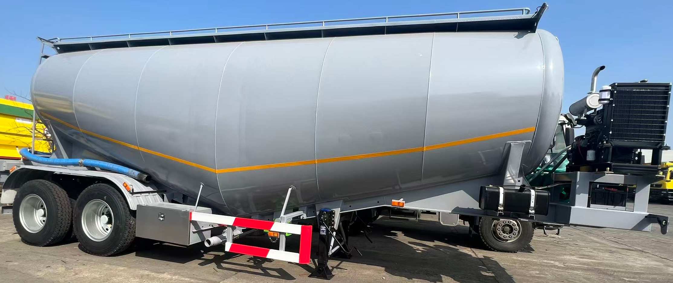 Powder material semitrailer