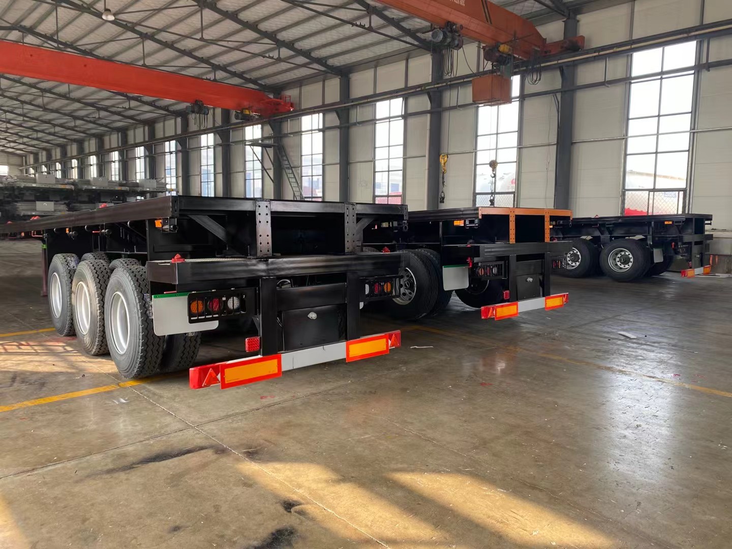 Flatbed container semitrailer