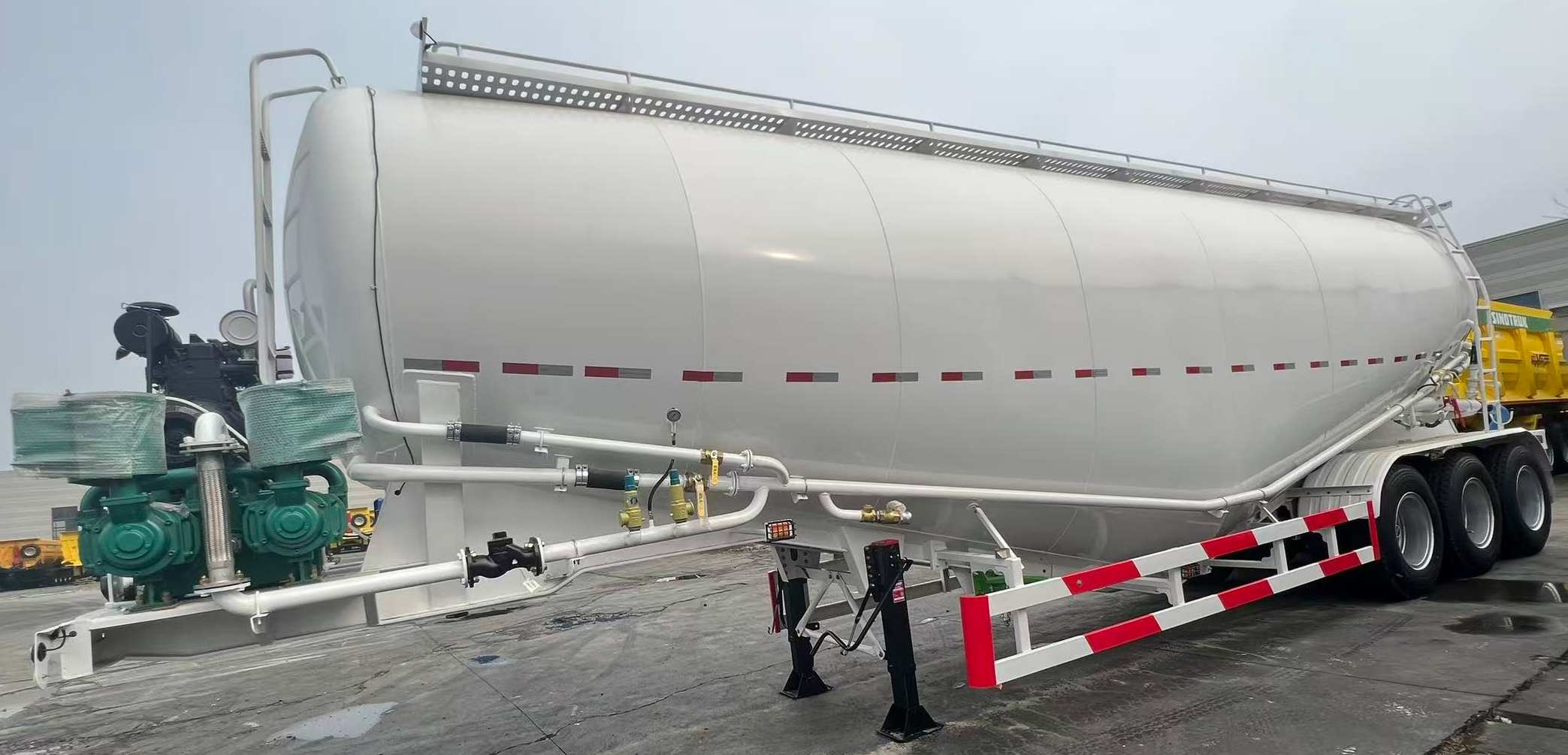 Powder material semitrailer