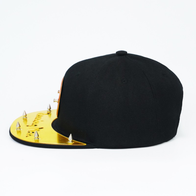 Factory Price Metal Stud Rivet Decorated 6 Panel Structured Snapback Hats Personalized Metal Badge for Teenagers Street Fashion Party Cosplay Wear