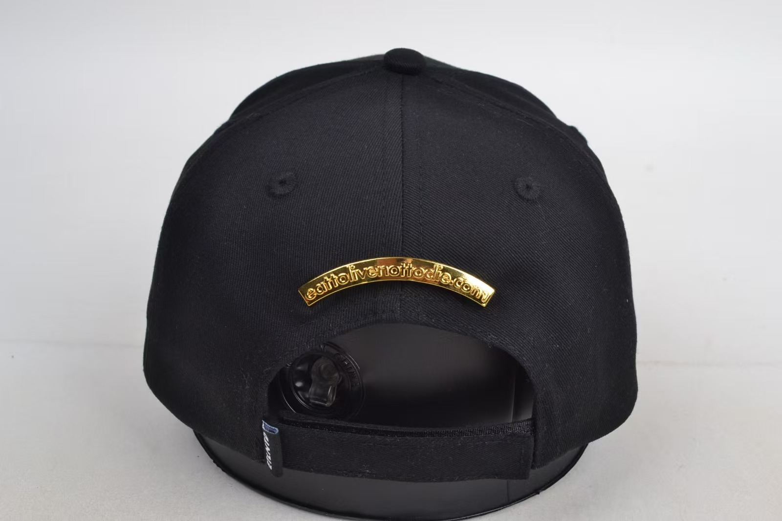 Wholesale Custom Metal Emblem Flat Brim Cap for Men Street Fashion Casual Outdoor Wear