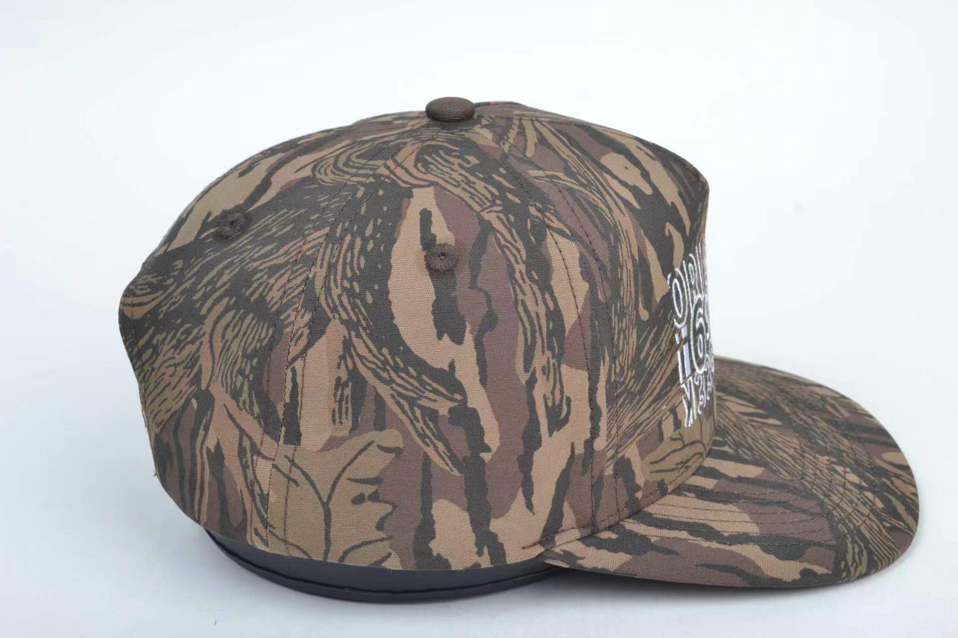Wholesale Cotton Twill Tree Bark Camo Flat Bill Snapback Caps White 3D Embroidery for Outdoor Hunting Streetwear