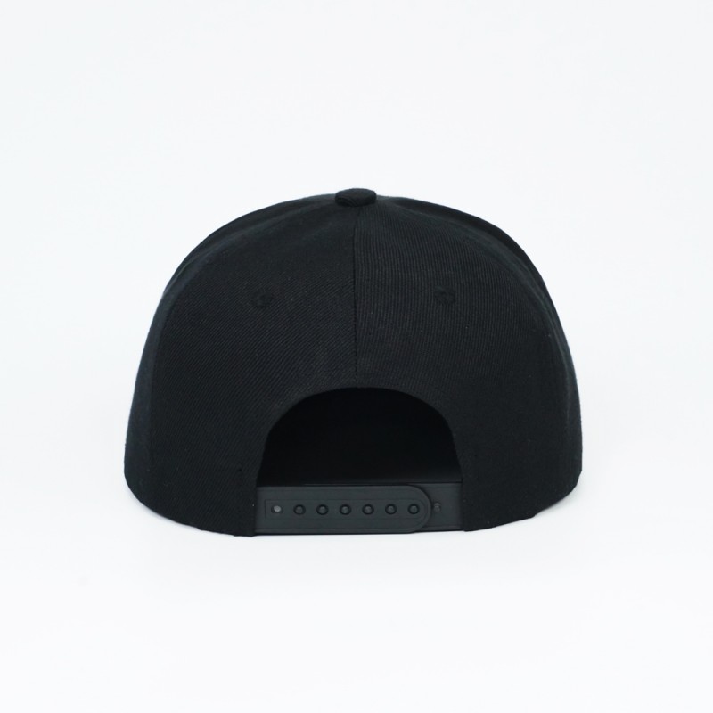 Factory Price Metal Stud Rivet Decorated 6 Panel Structured Snapback Hats Personalized Metal Badge for Teenagers Street Fashion Party Cosplay Wear