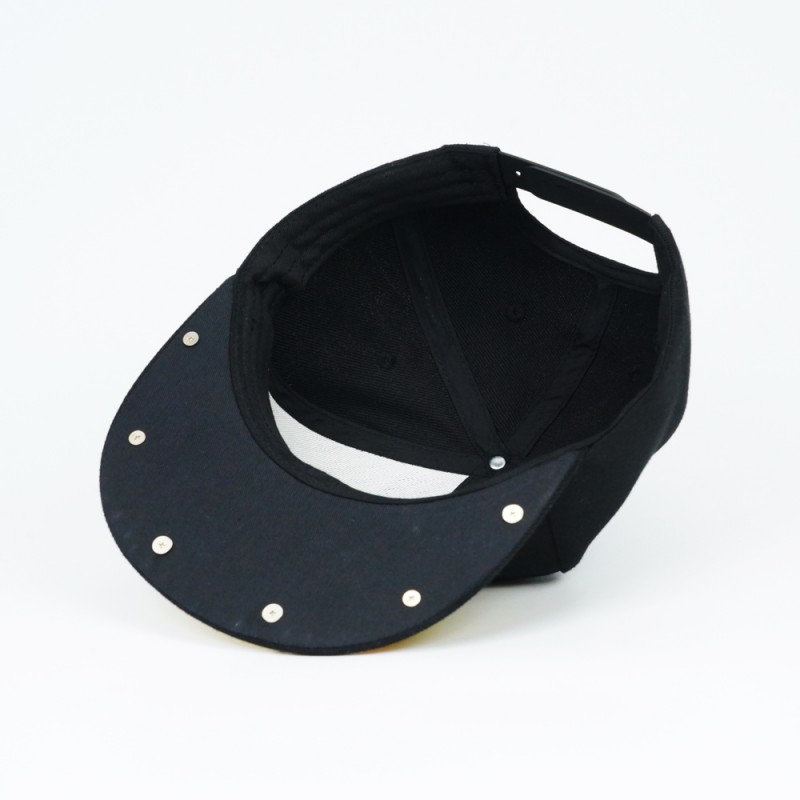 Factory Price Metal Stud Rivet Decorated 6 Panel Structured Snapback Hats Personalized Metal Badge for Teenagers Street Fashion Party Cosplay Wear