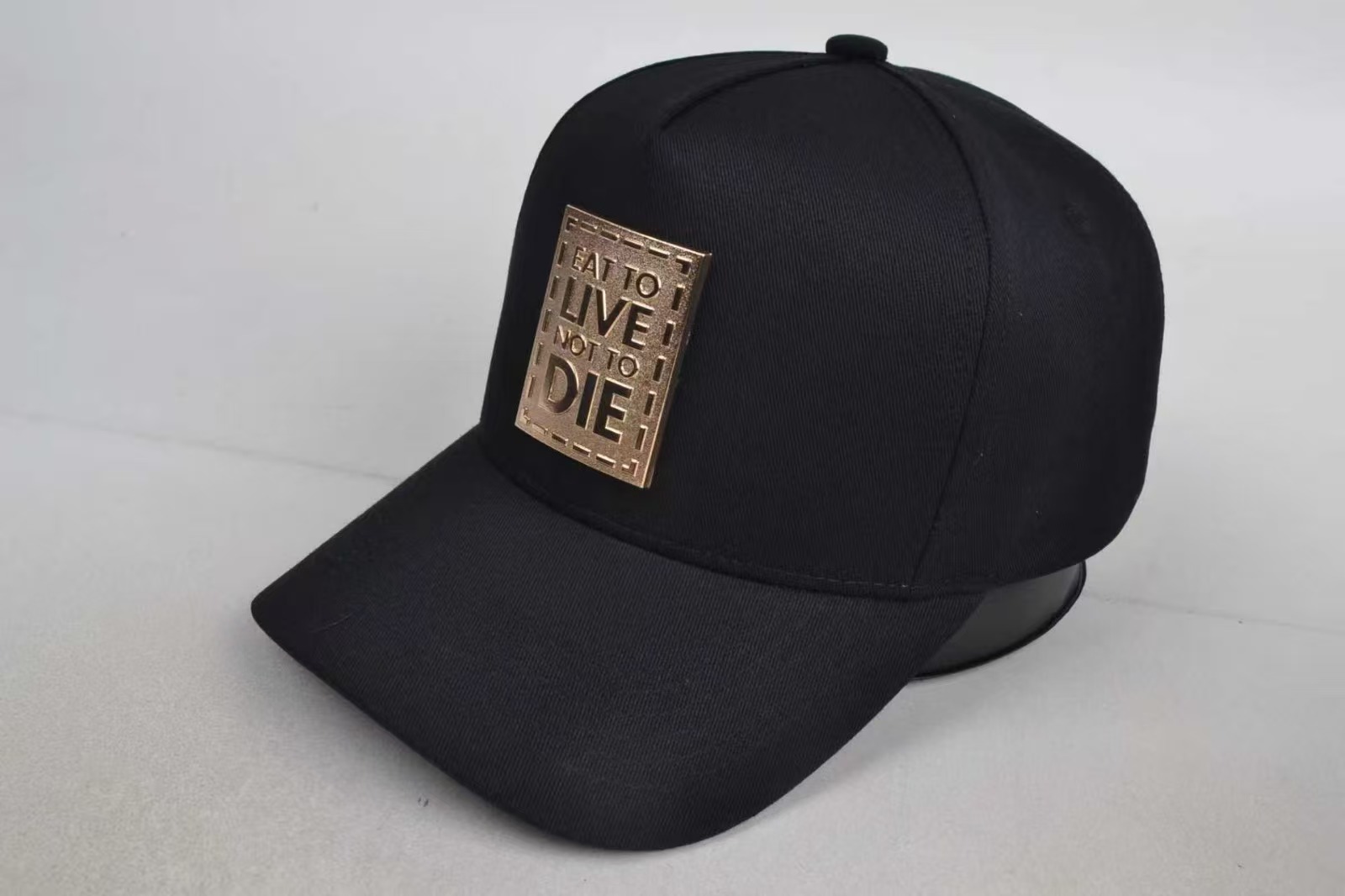 Wholesale Custom Metal Emblem Flat Brim Cap for Men Street Fashion Casual Outdoor Wear