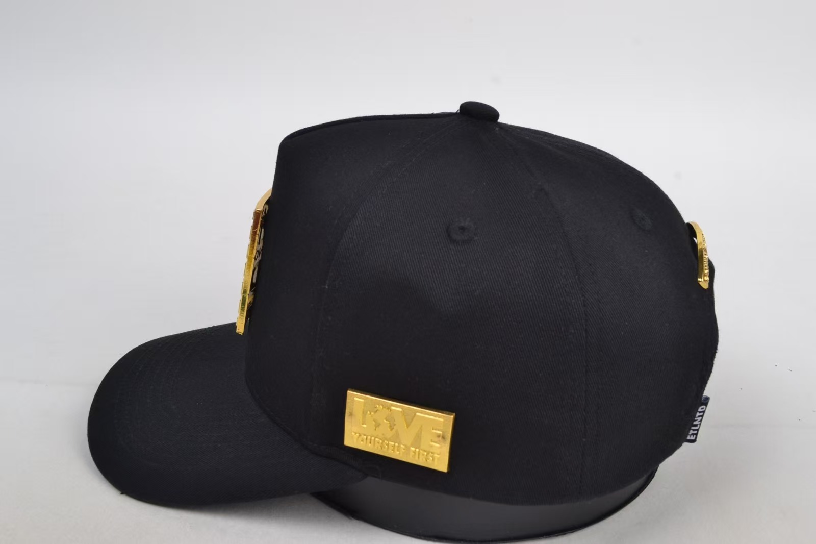 Wholesale Custom Metal Emblem Flat Brim Cap for Men Street Fashion Casual Outdoor Wear
