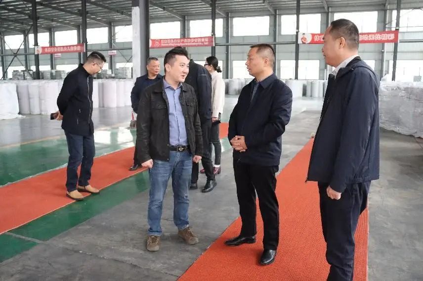 在室内铺橡胶跑道好吗？