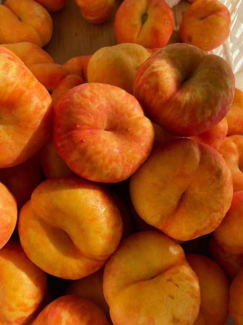 蟠桃中含有多种维生素和矿物质，可以加快人体代谢、血液循环和营养物质的利用，有一定的滋补作用;蟠桃富含果胶和纤维素，滋润身体细胞，吸附肠道代谢物质，有一定的缓解便秘的作用。