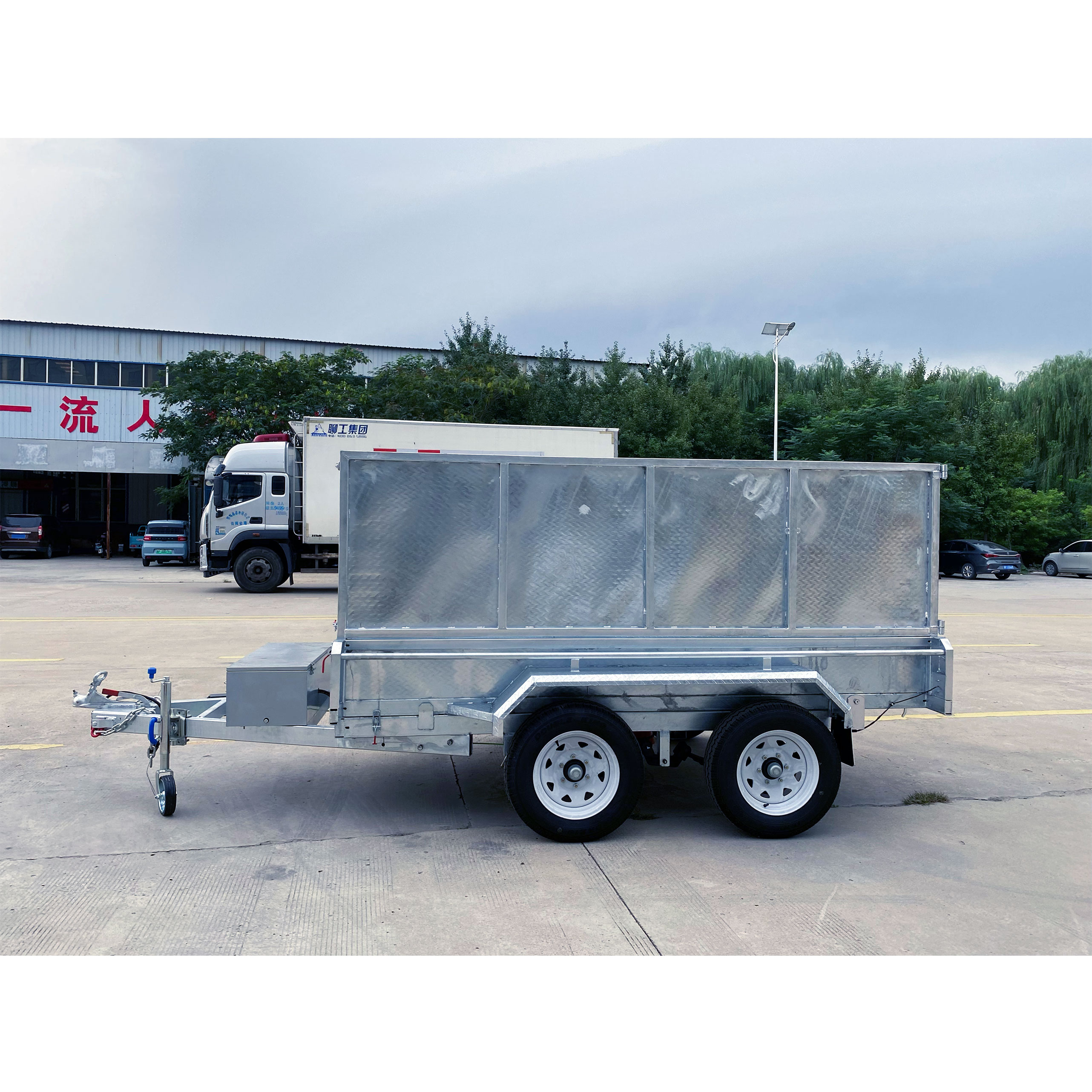 Double-axis hot-dip galvanized box trailer