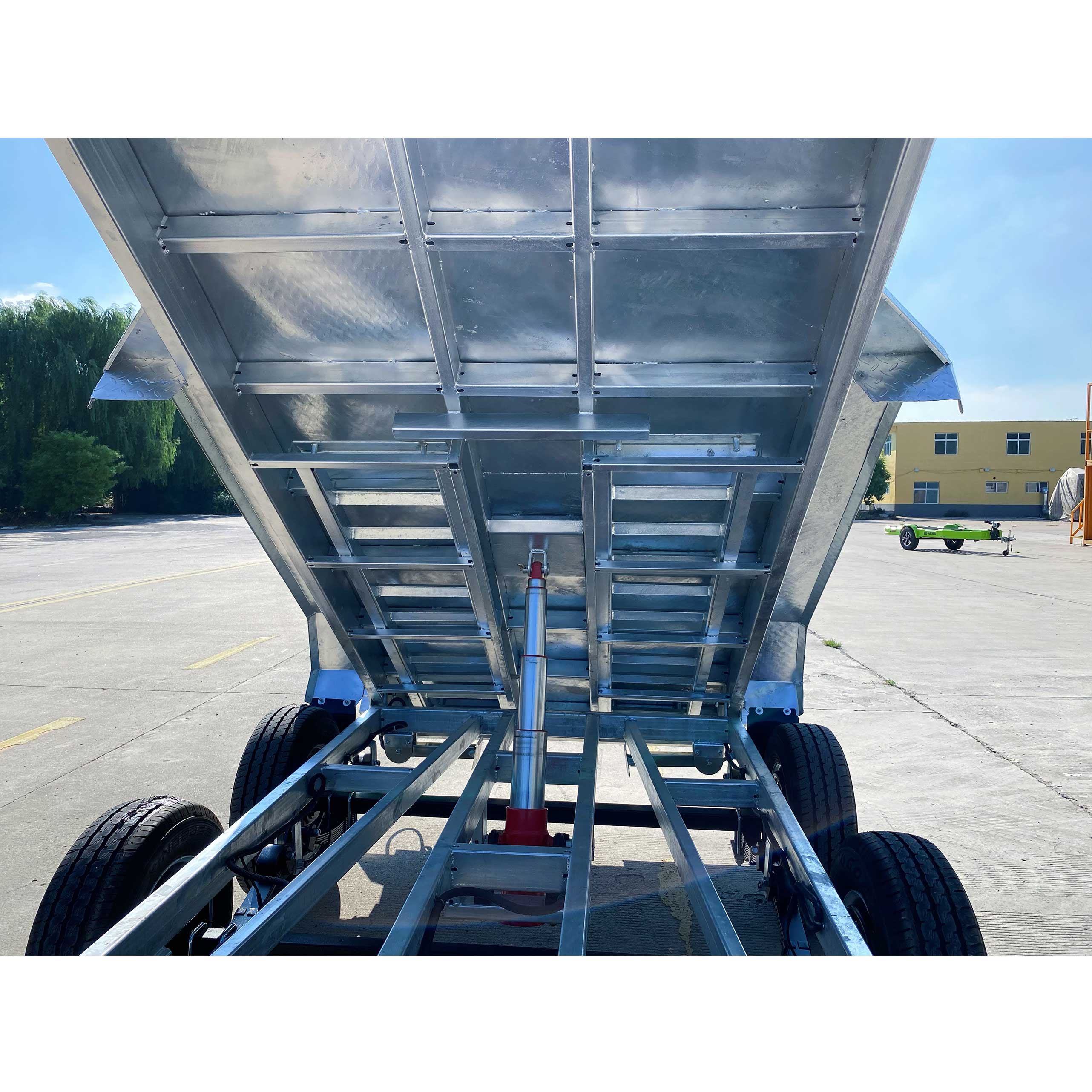 Double-axis tipping cage trailer with tires
