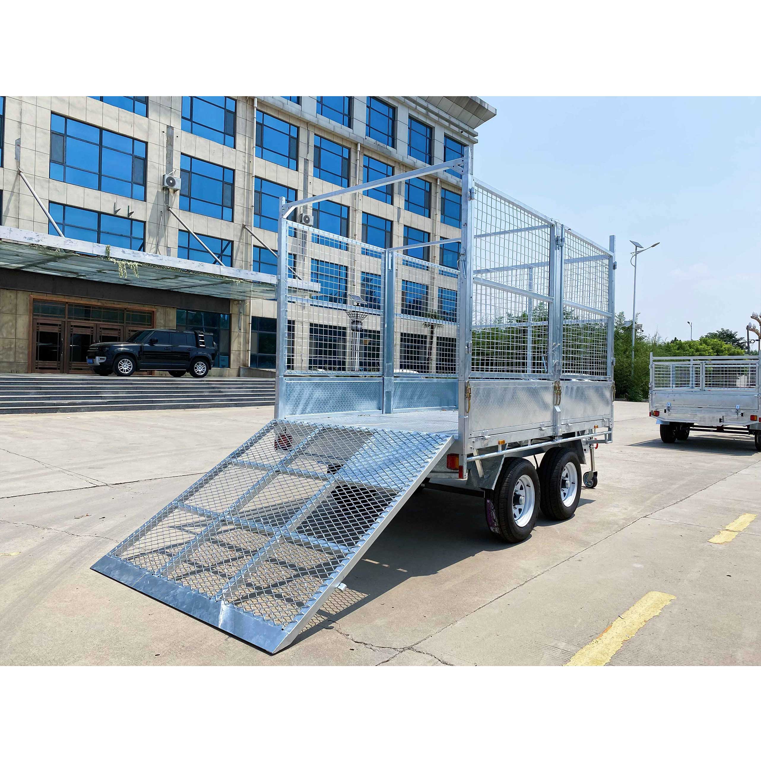 Enclosed tandem trailer
