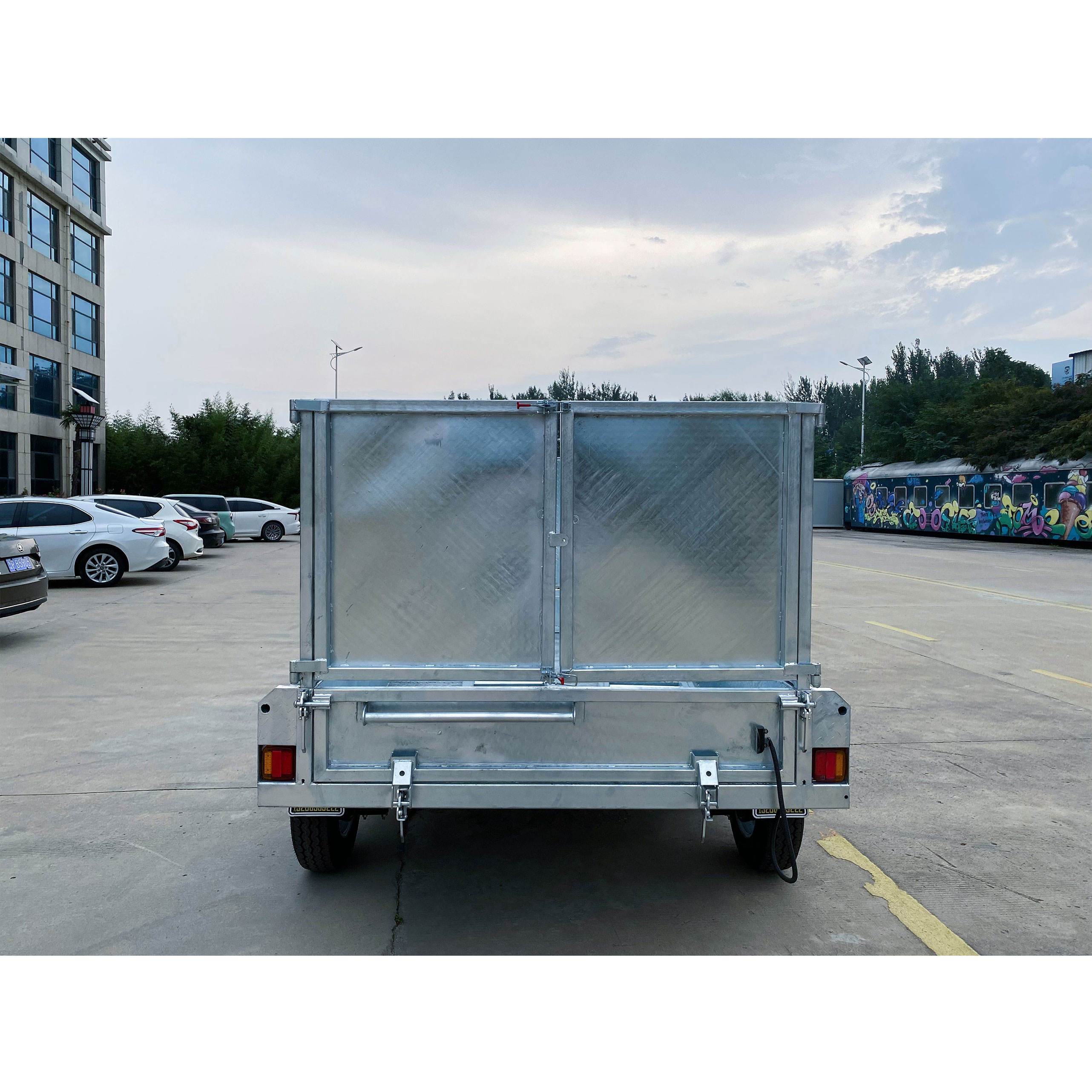 Double-axis hot-dip galvanized box trailer