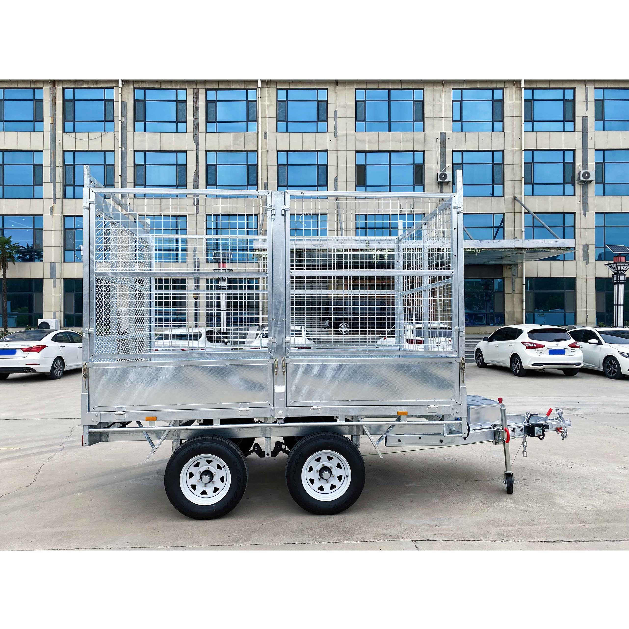 Enclosed tandem trailer