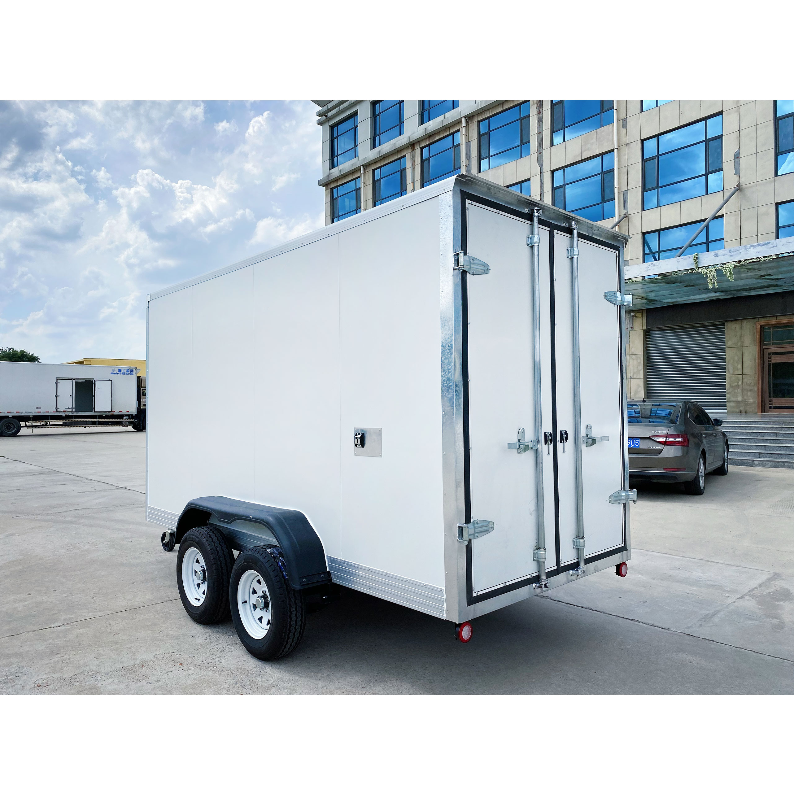 New type of box-type trailer