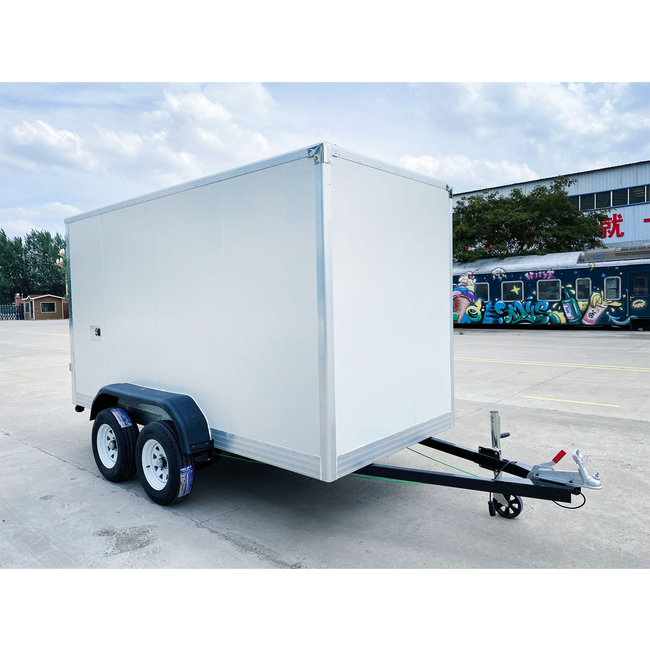 New type of box-type trailer