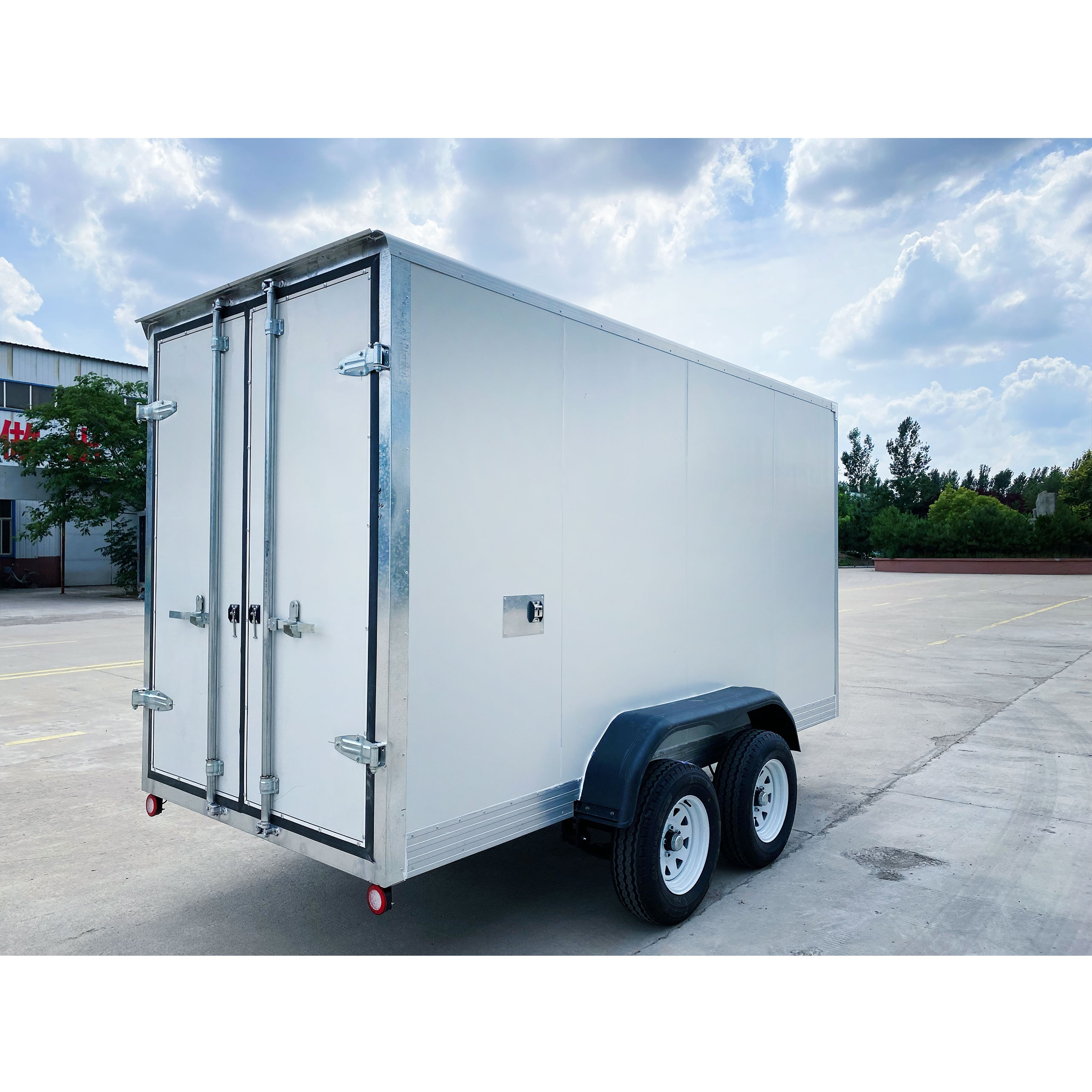 New type of box-type trailer