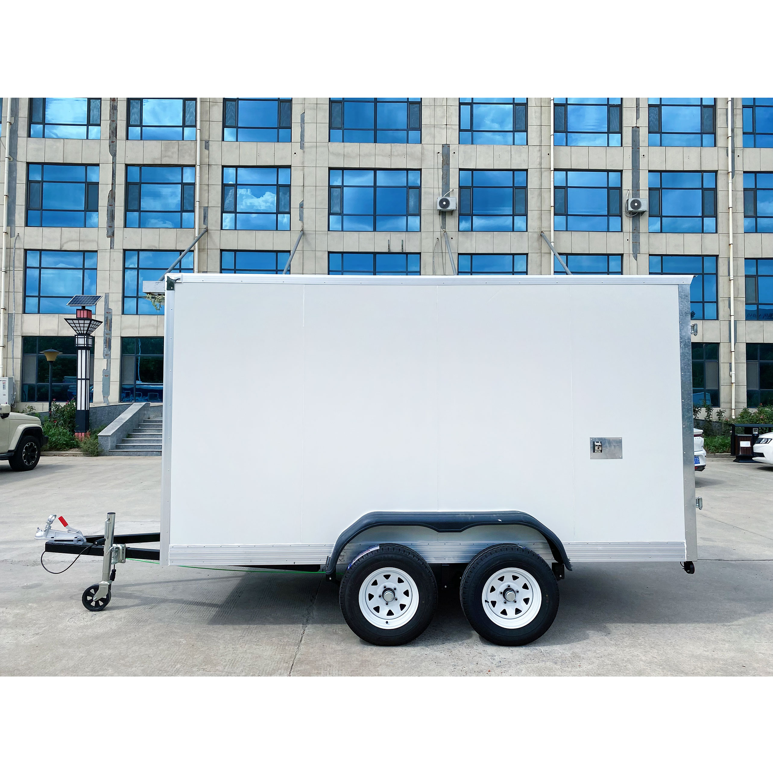 New type of box-type trailer