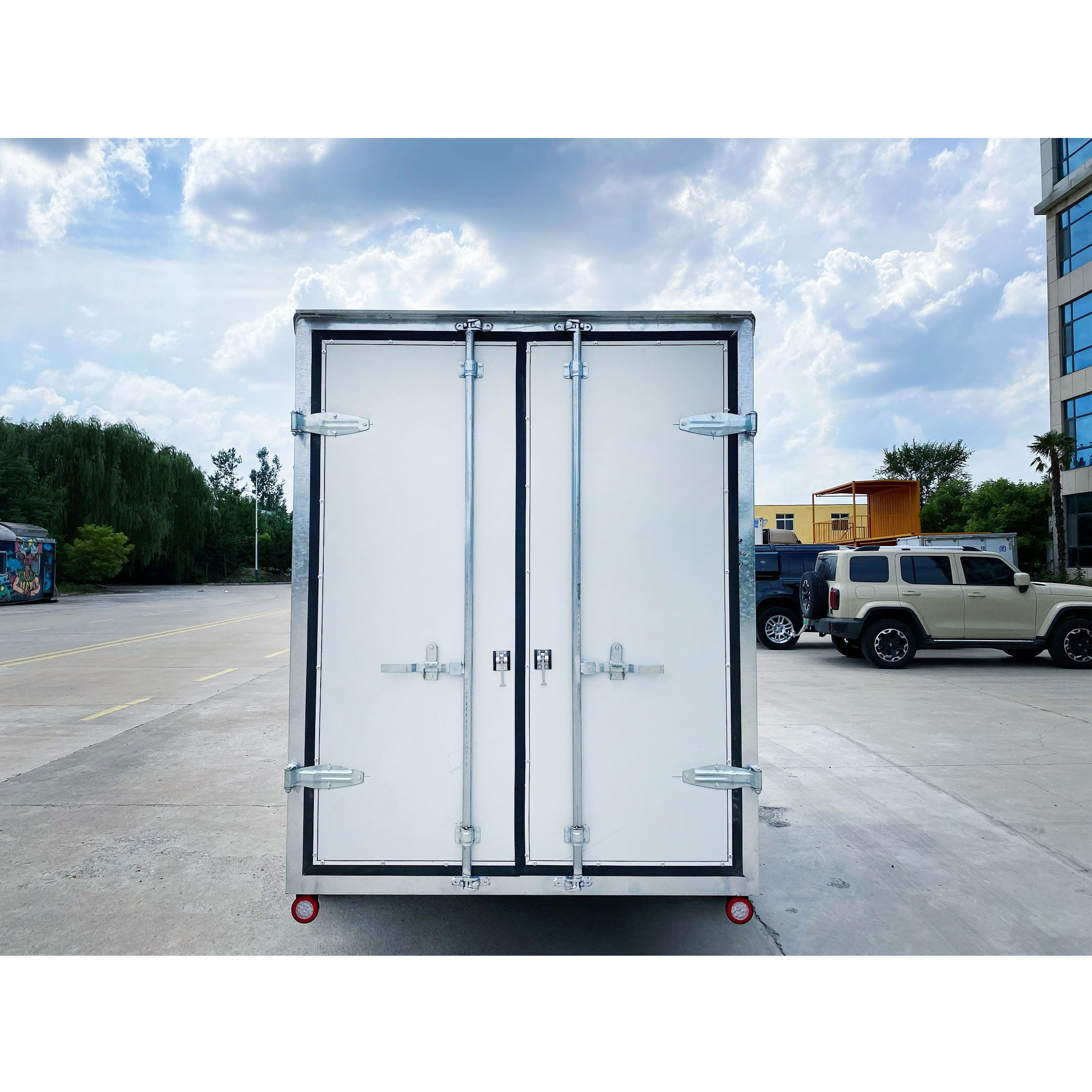 New type of box-type trailer