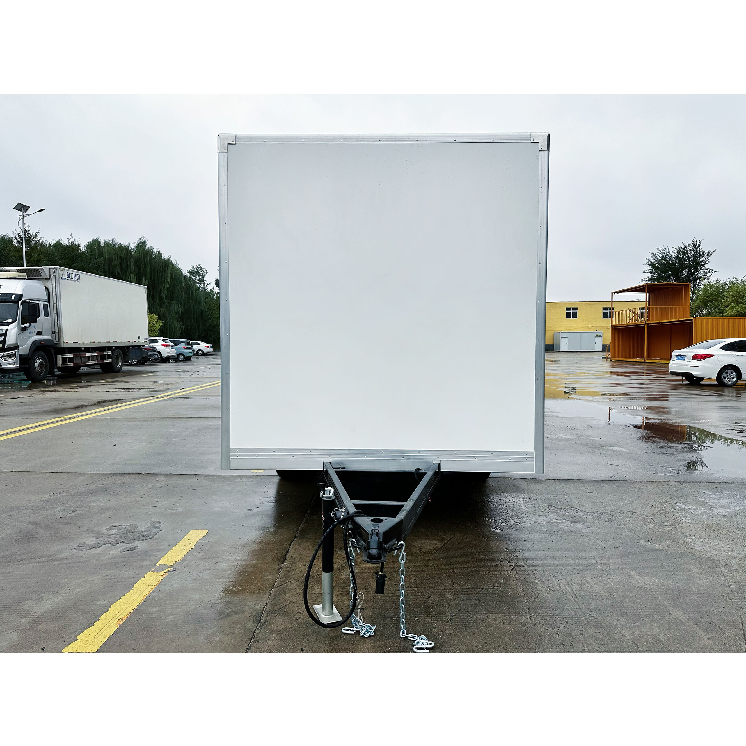 Double-axis food trailer