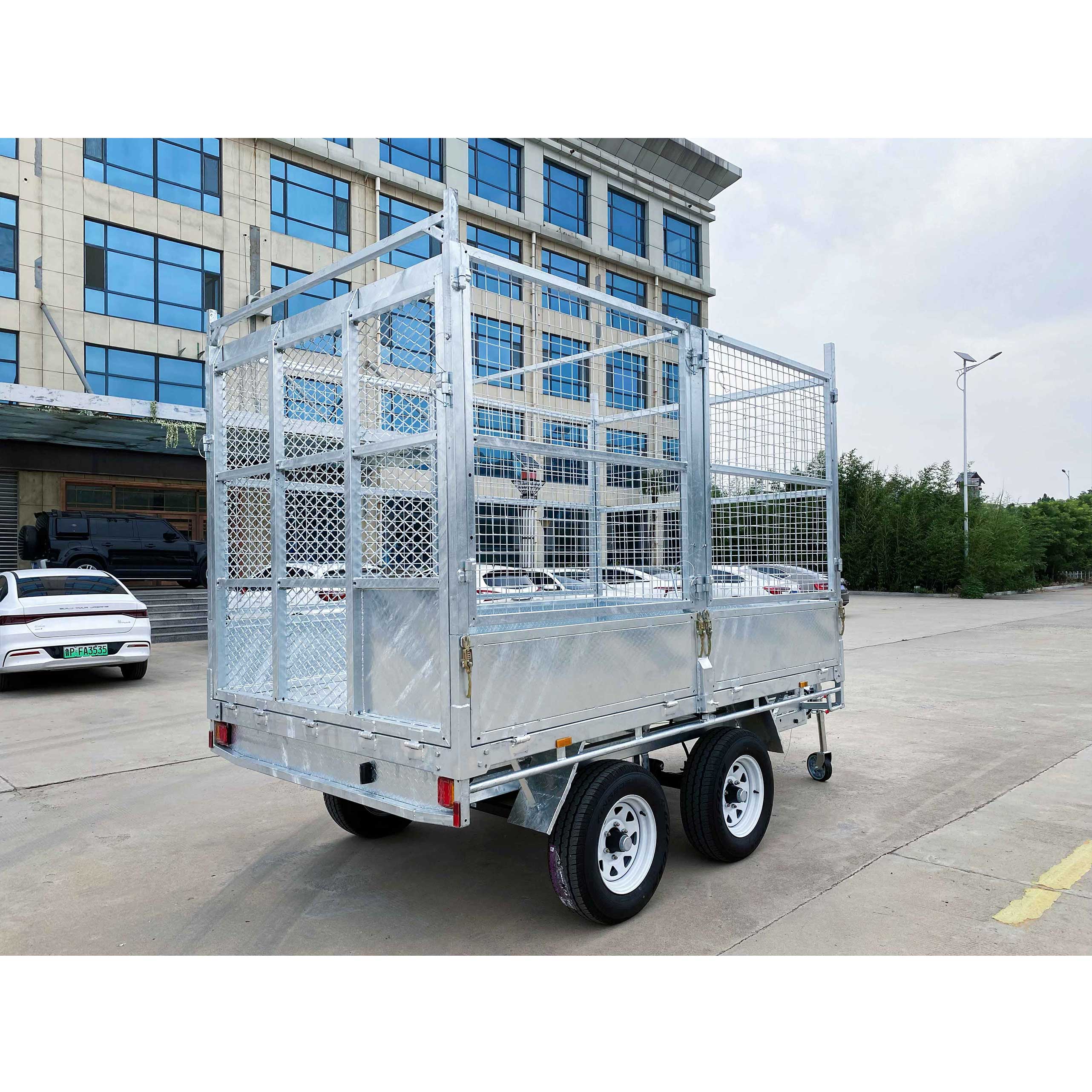Enclosed tandem trailer