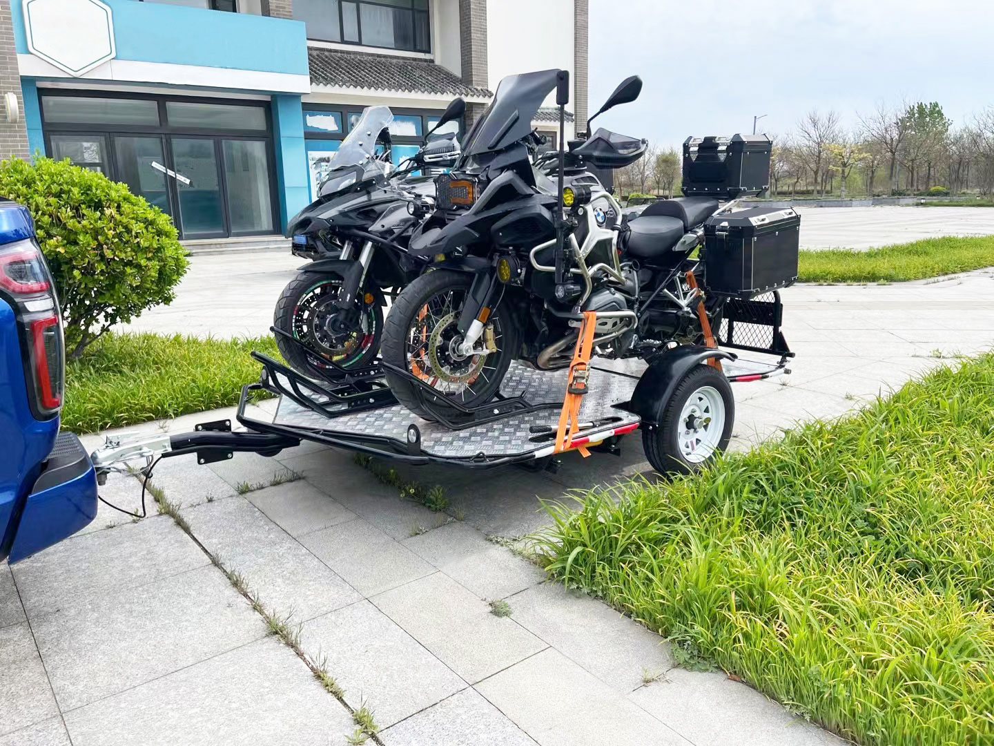 Double hydraulic trailer motorcycle trailer