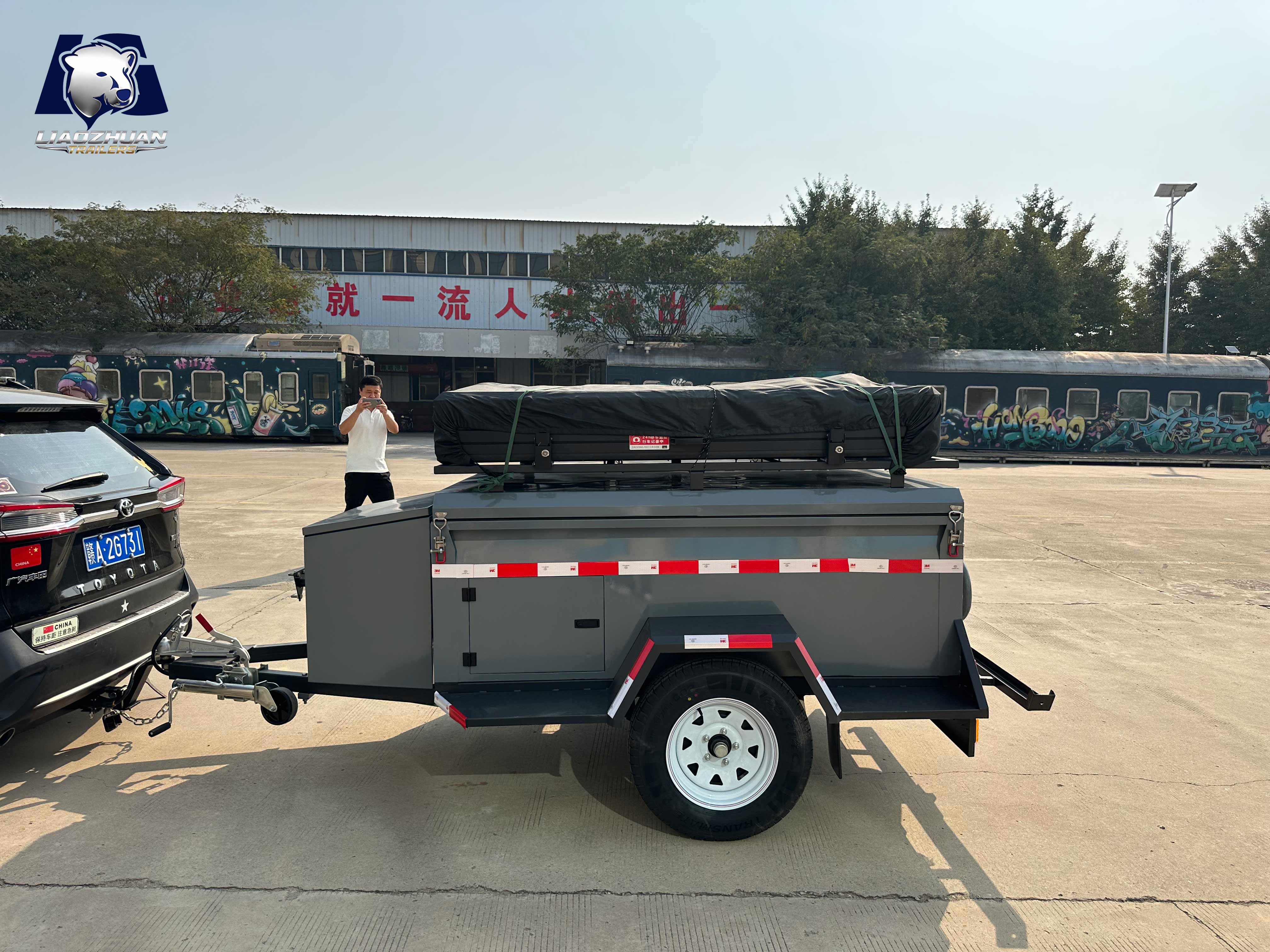 Single-axle camping trailer