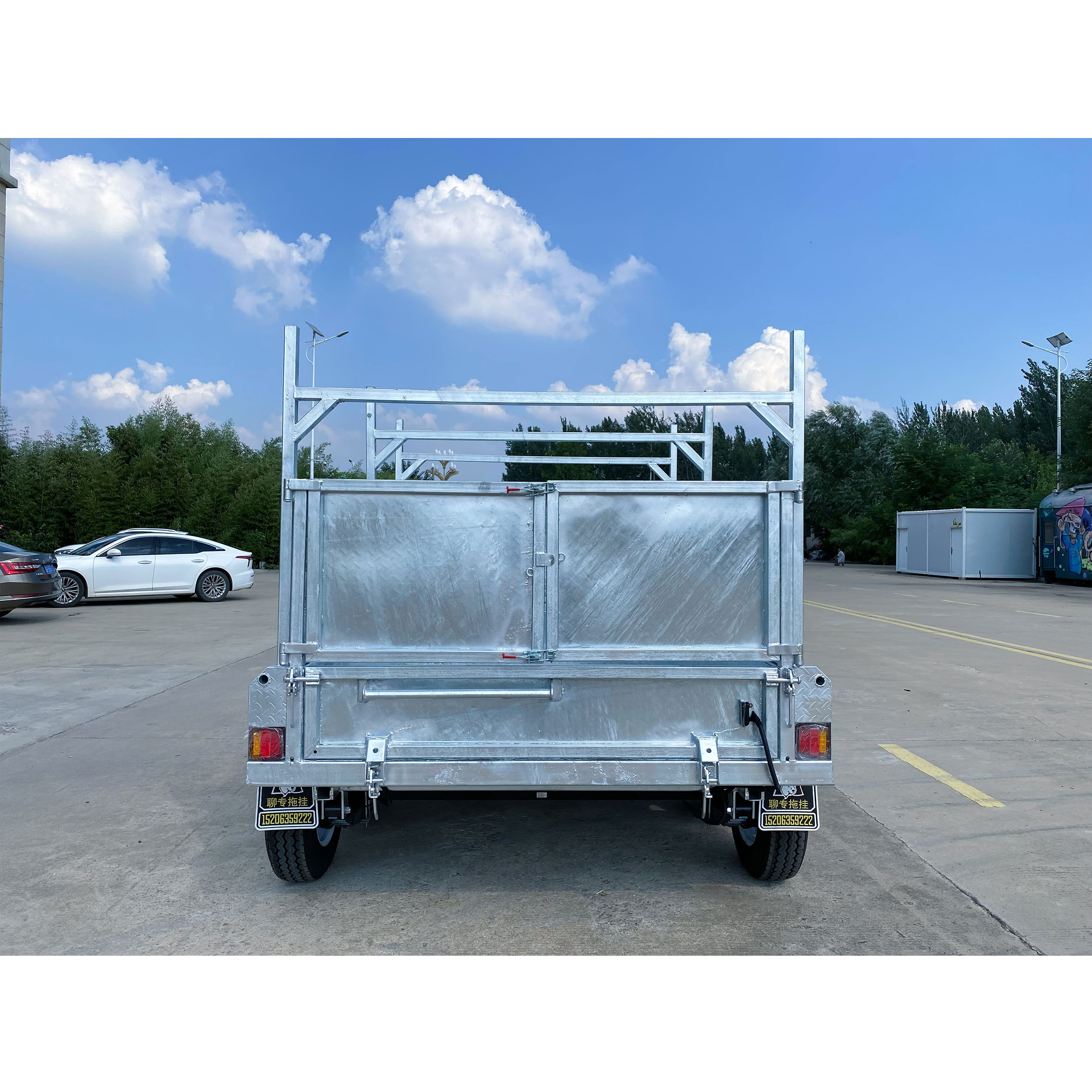 Double-axis dump box trailer