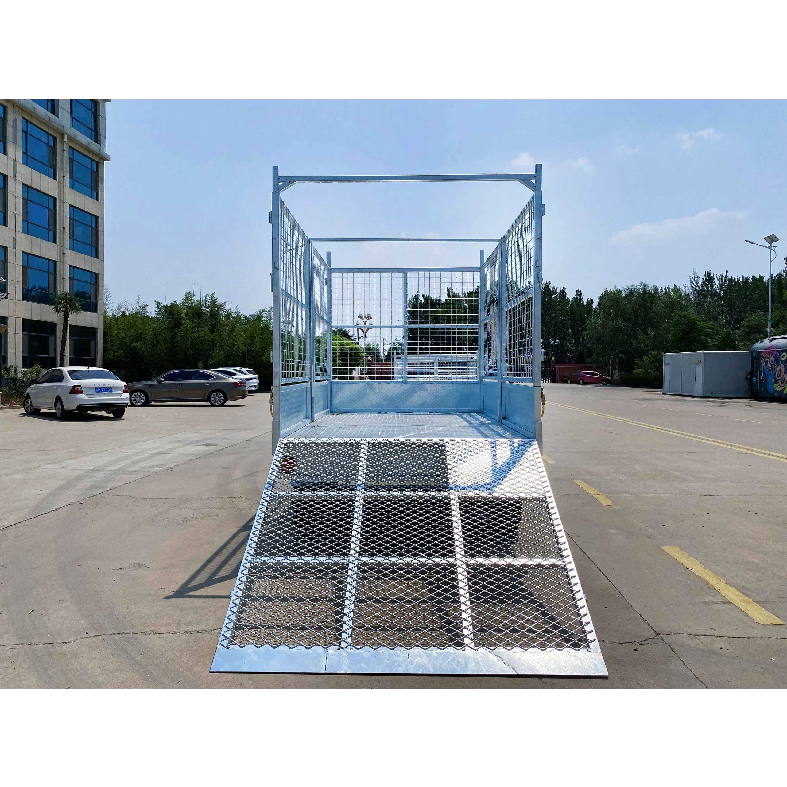 Enclosed tandem trailer