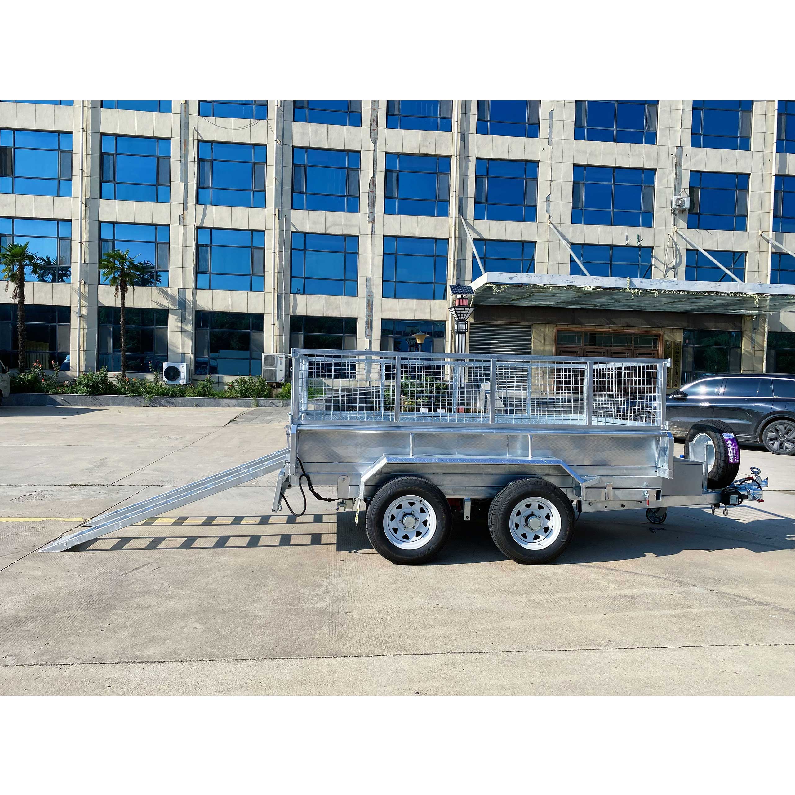 Double-axis tipping cage trailer with tires