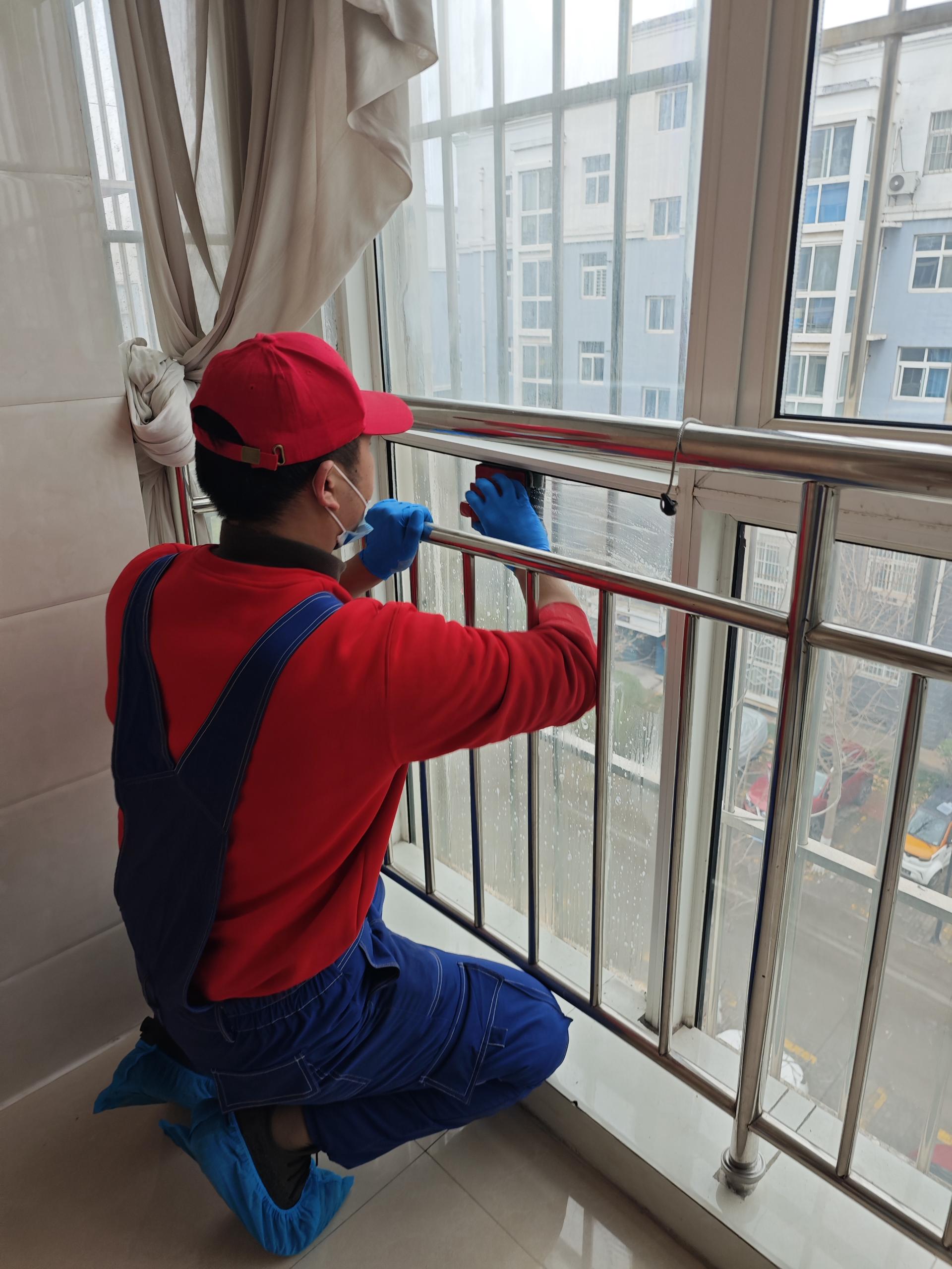 清洁阳台栏杆