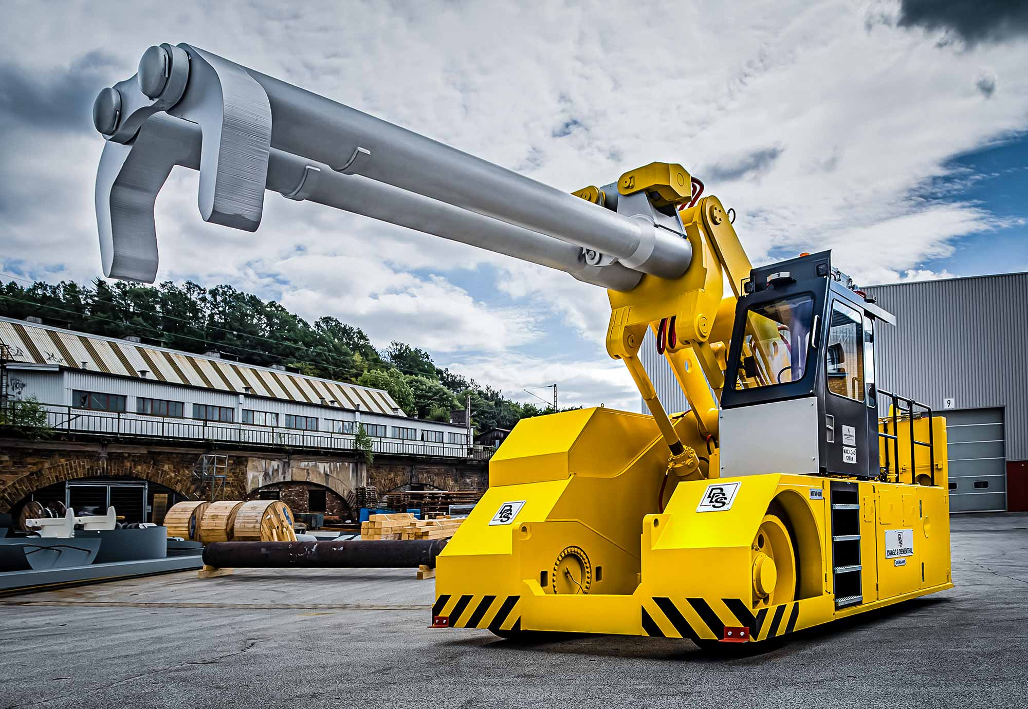 Drive wheel for 10000 ton trackless free forging feeder