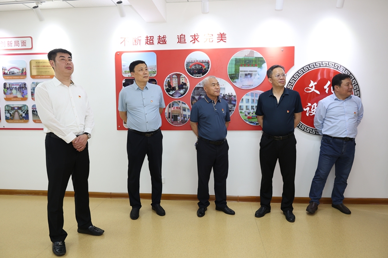 1.连怀远向宫国锋（左二）介绍公司党建情况