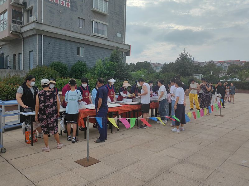 居民们正在选购美食