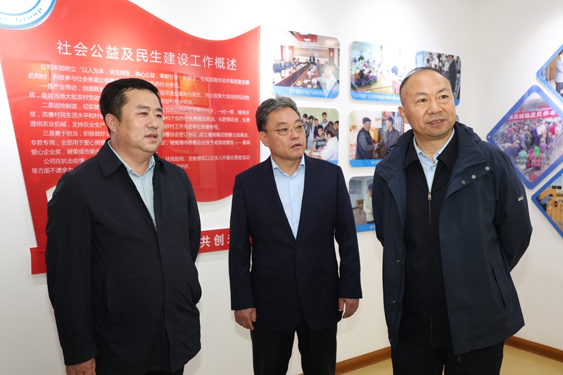 宋斌政向王相国（右）、杜若谦汇报公司党建工作情况