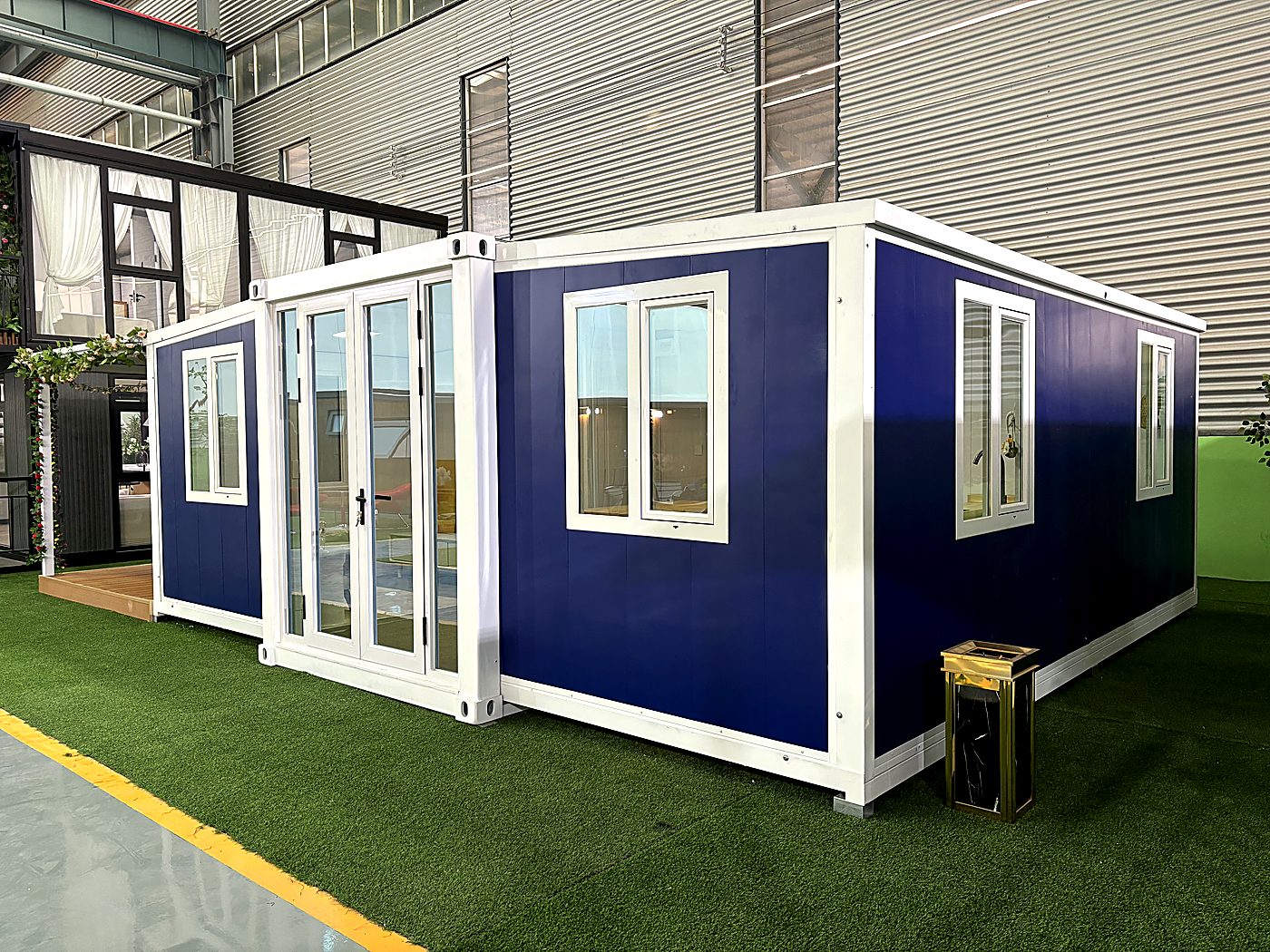 20ft Blue Expandable Container House with Side Terrace