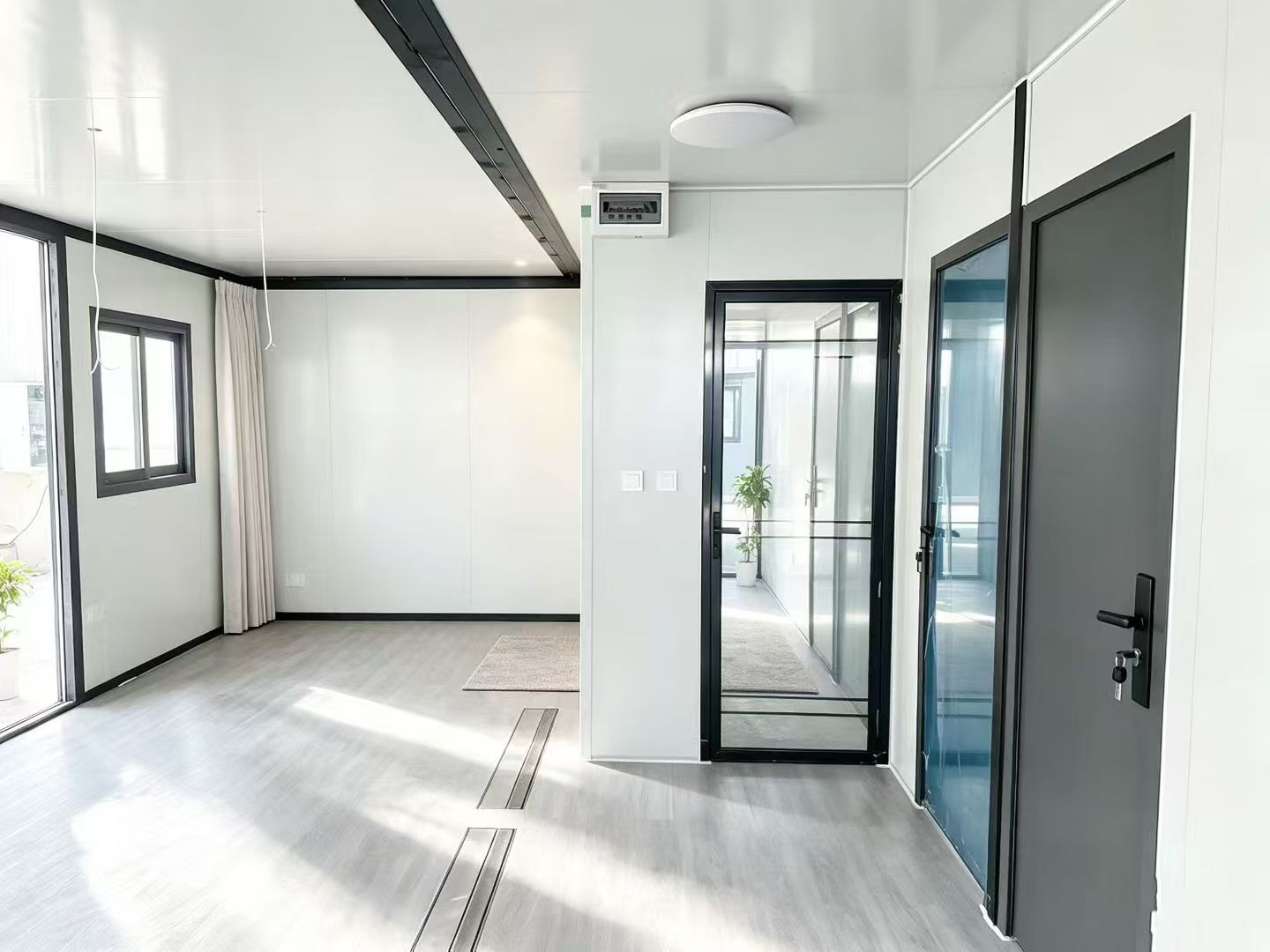 20ft Full-Glass Expandable Container House | Black Frame Panorama 38 sqm