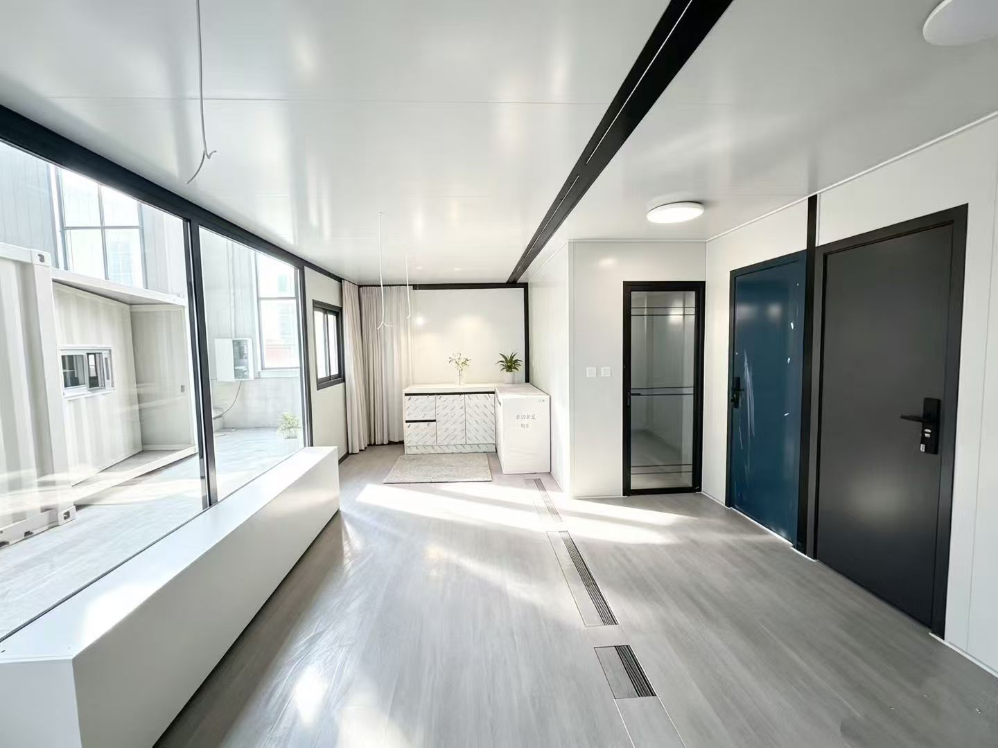 20ft Full-Glass Expandable Container House | Black Frame Panorama 38 sqm