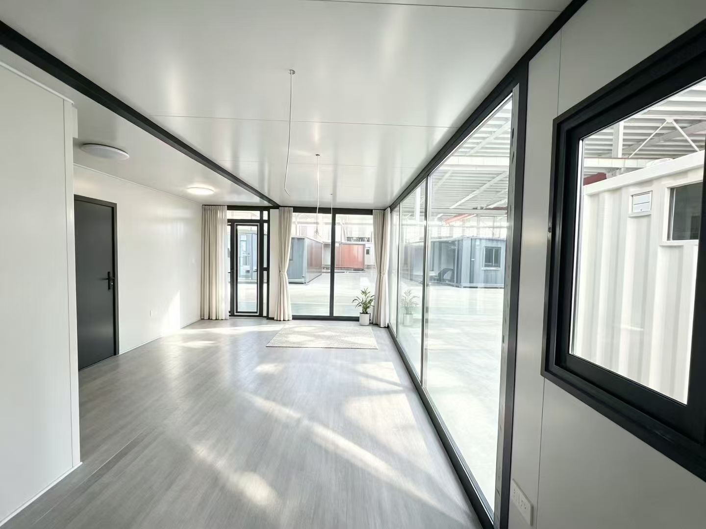 20ft Full-Glass Expandable Container House | Black Frame Panorama 38 sqm