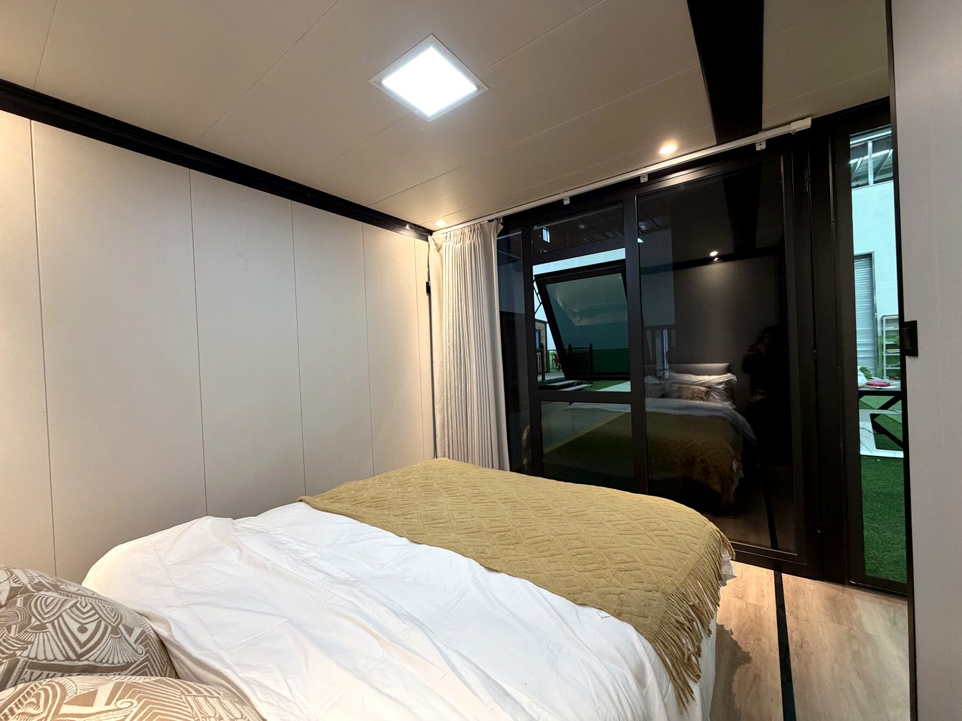 10ft Glass Curtain Wall Container House