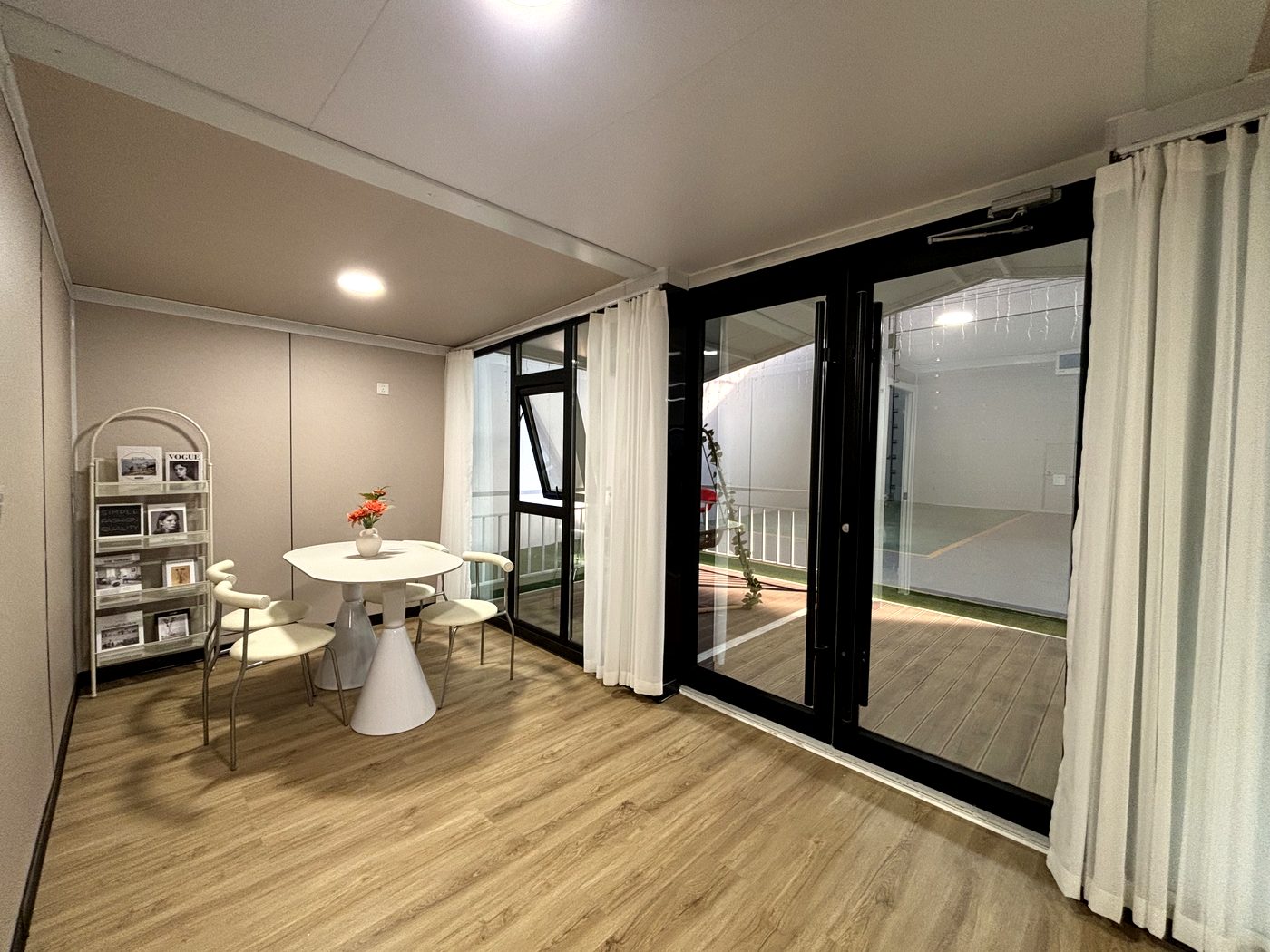 20ft Glass Curtain Wall Container House with Terrace